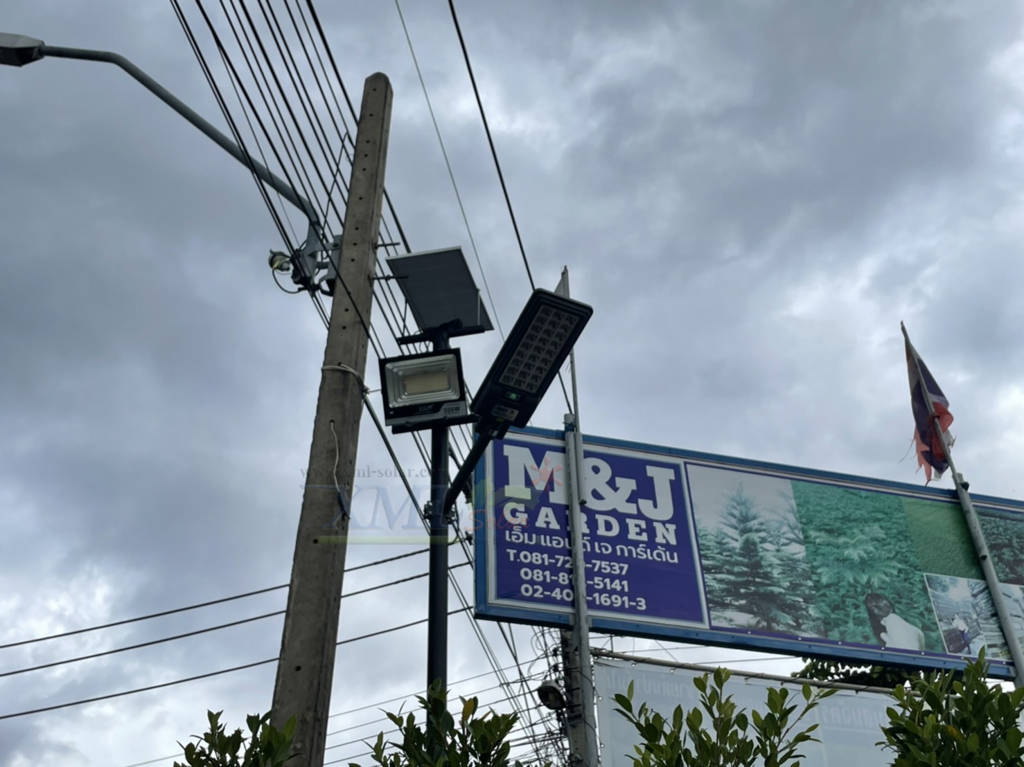 ไฟสปอตไลท์โซล่าเซลล์ 300 Watt กล่องสีน้ำตาล (เปิดได้ 3 แสง)