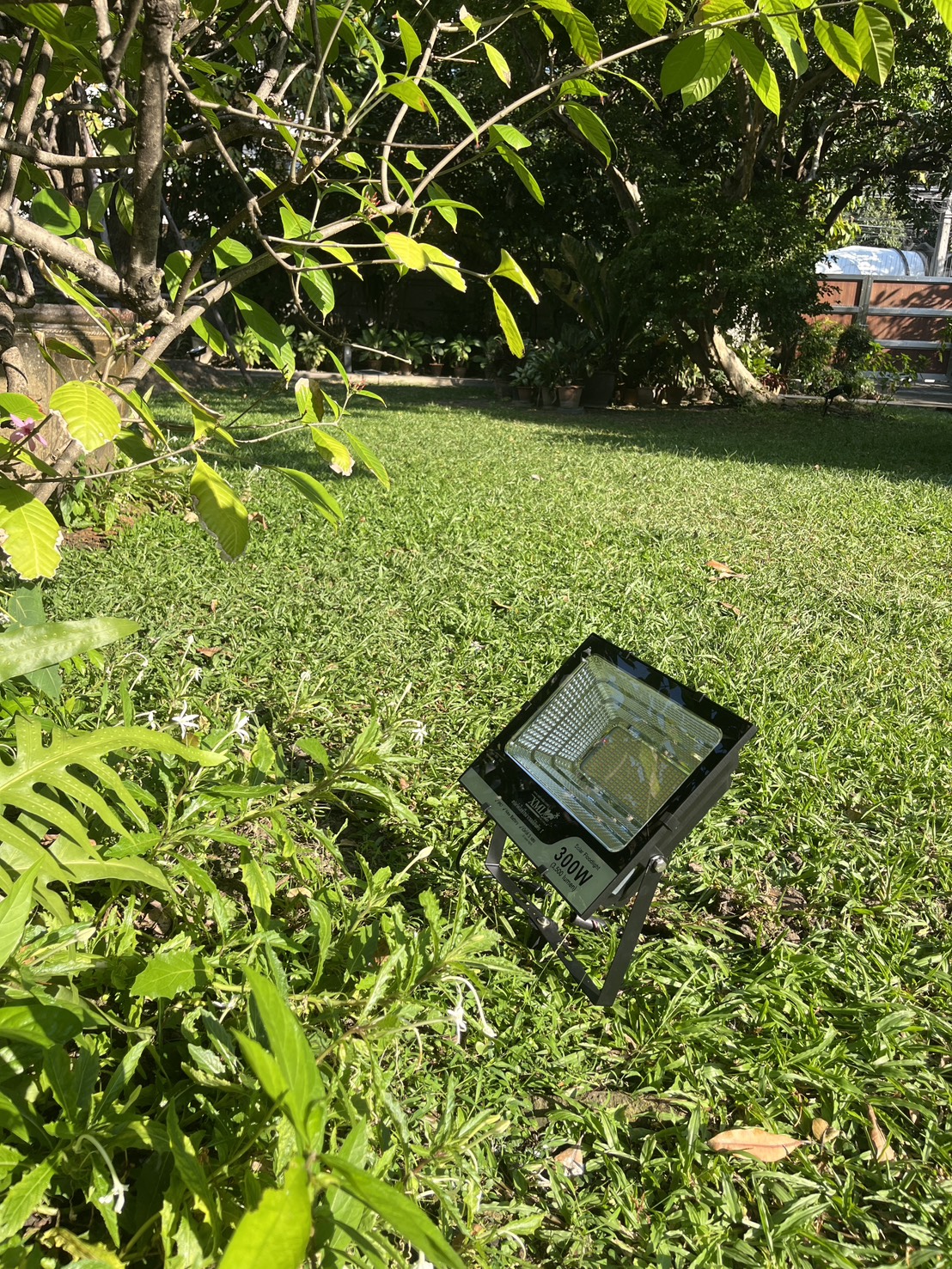 ไฟสปอตไลท์โซล่าเซลล์ 300 Watt กล่องสีน้ำตาล (เปิดได้ 3 แสง)