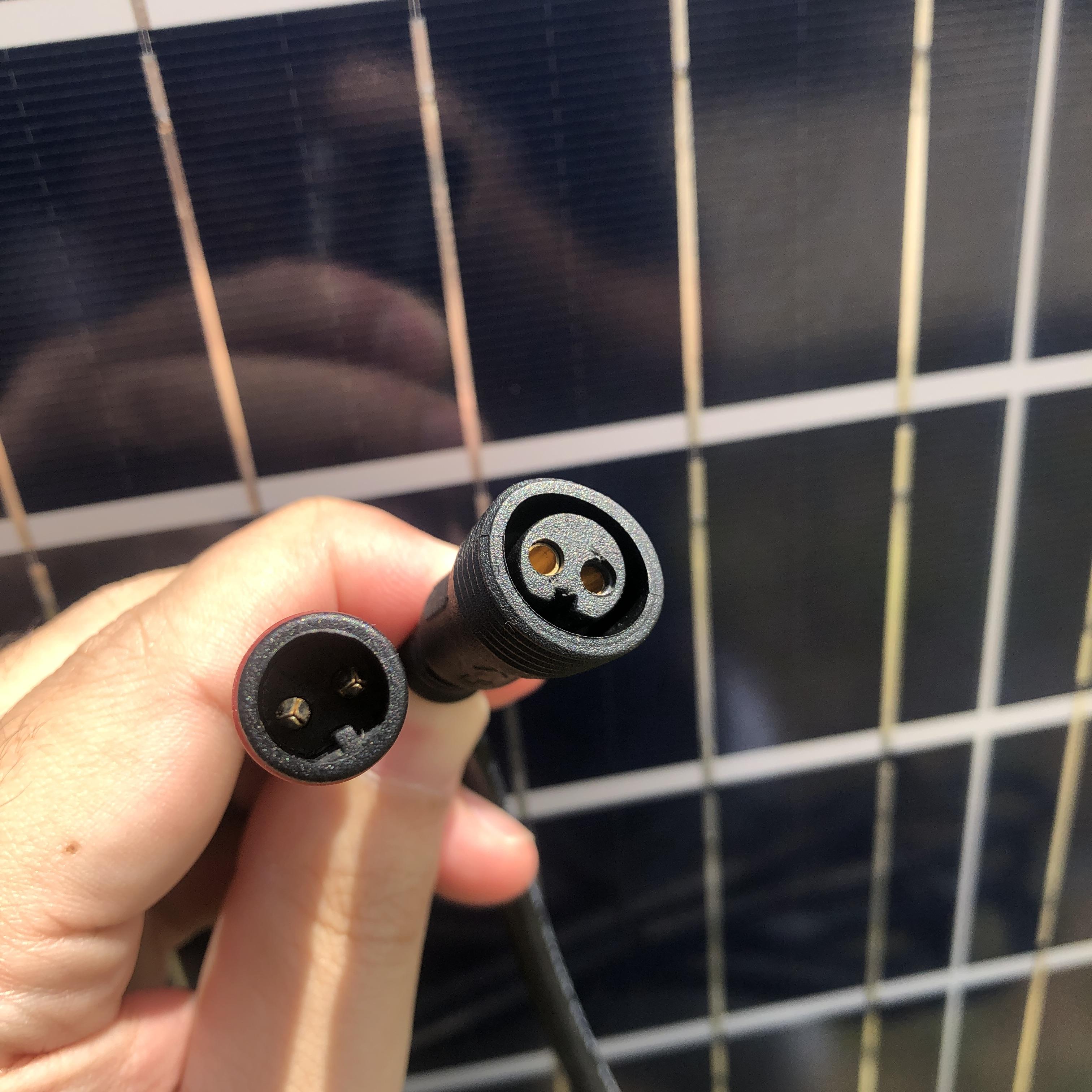 ไฟสปอตไลท์โซล่าเซลล์ 100 Watt กล่องสีน้ำตาล (เปิดได้ 3 แสง)