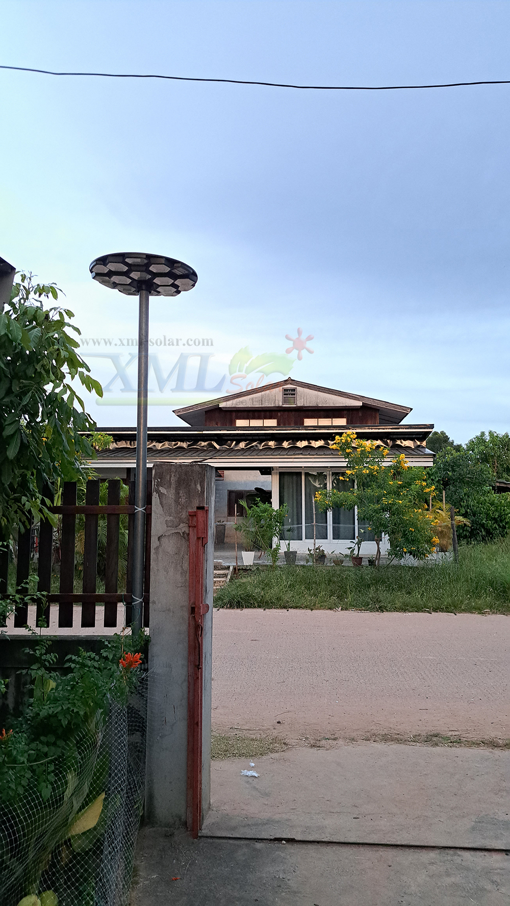 โคมไฟโซล่าเซลล์ UFO ทรงกลม รุ่นทรงรังผึ้ง (เปิดได้ 3 แสง)