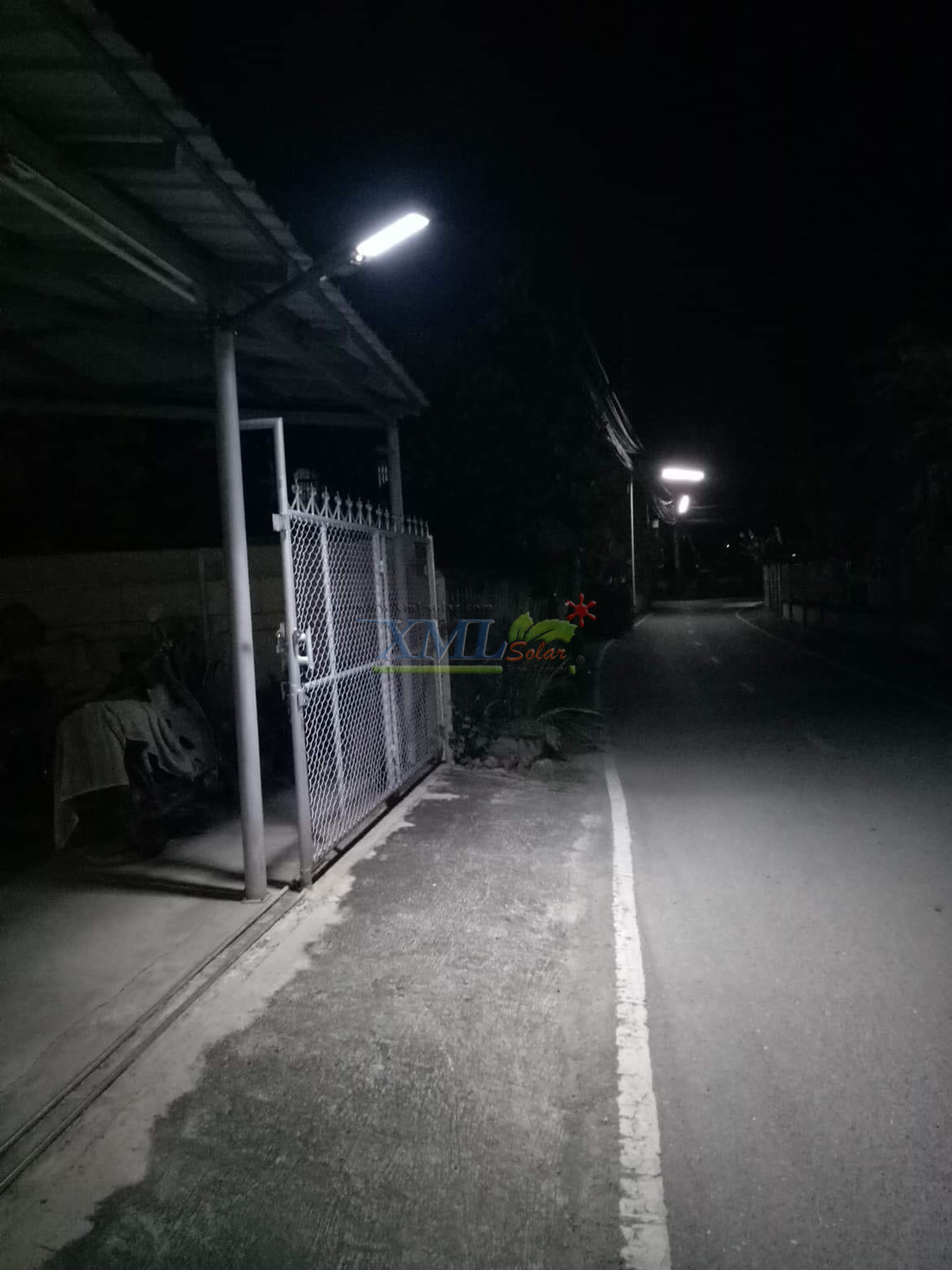 โคมไฟถนนโซล่าเซลล์ XML-Solar 200W (แสง : ขาว)(สว่างค้าง)