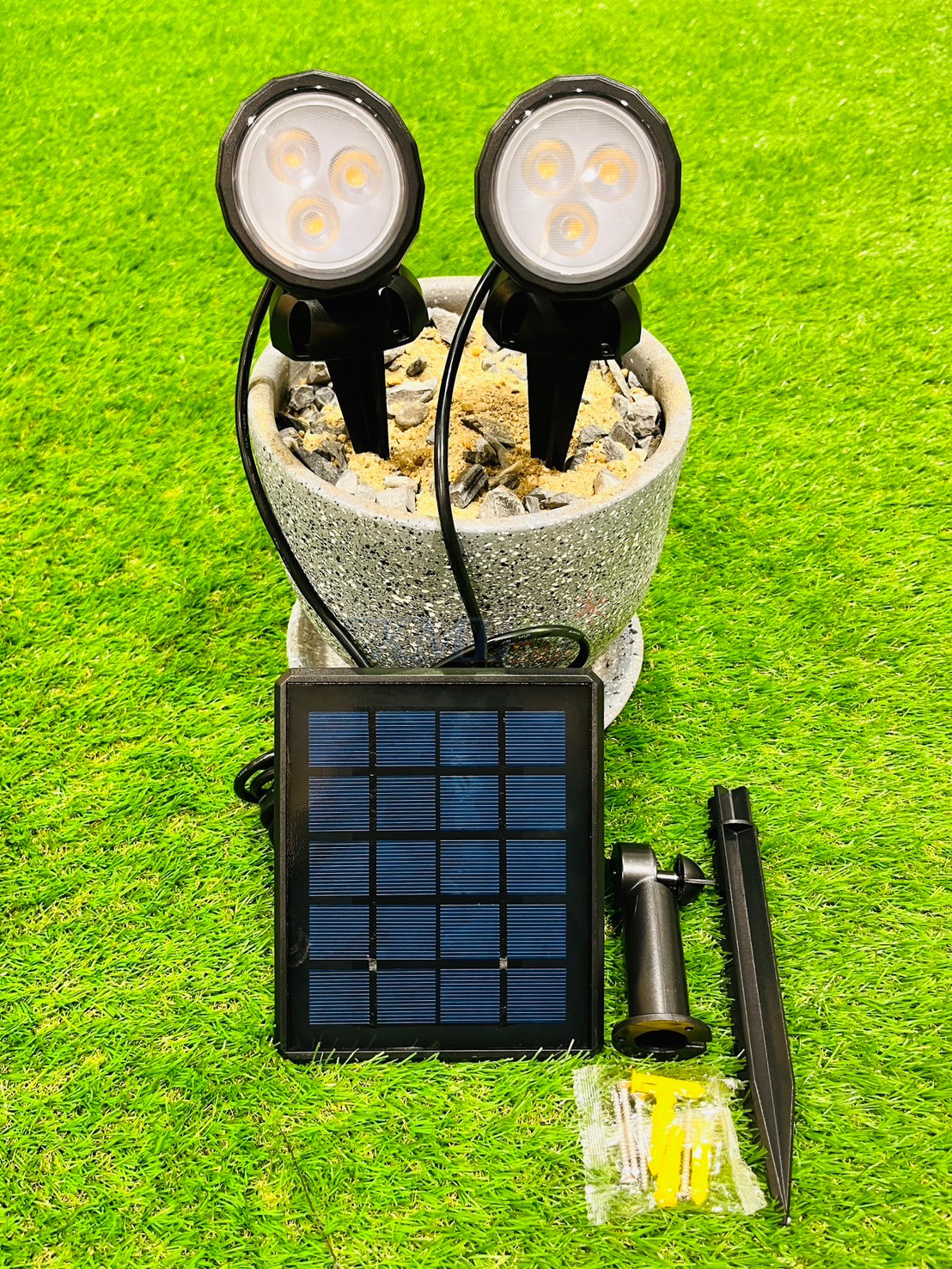 สปอร์ตไลท์ปักสนามโซล่าเซลล์ DC-16 รุ่น 2 หัว สาย 3 เมตร (แสง : เหลืองวอมไวท์)