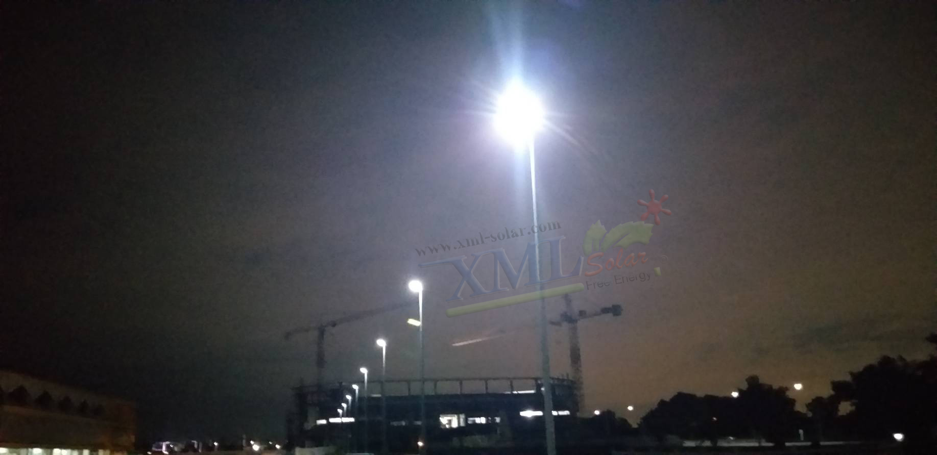 โคมไฟถนนโซล่าเซลล์อัจฉริยะ (รุ่น 9,000Lumens + แผง 100 W) (แสง : ขาว)