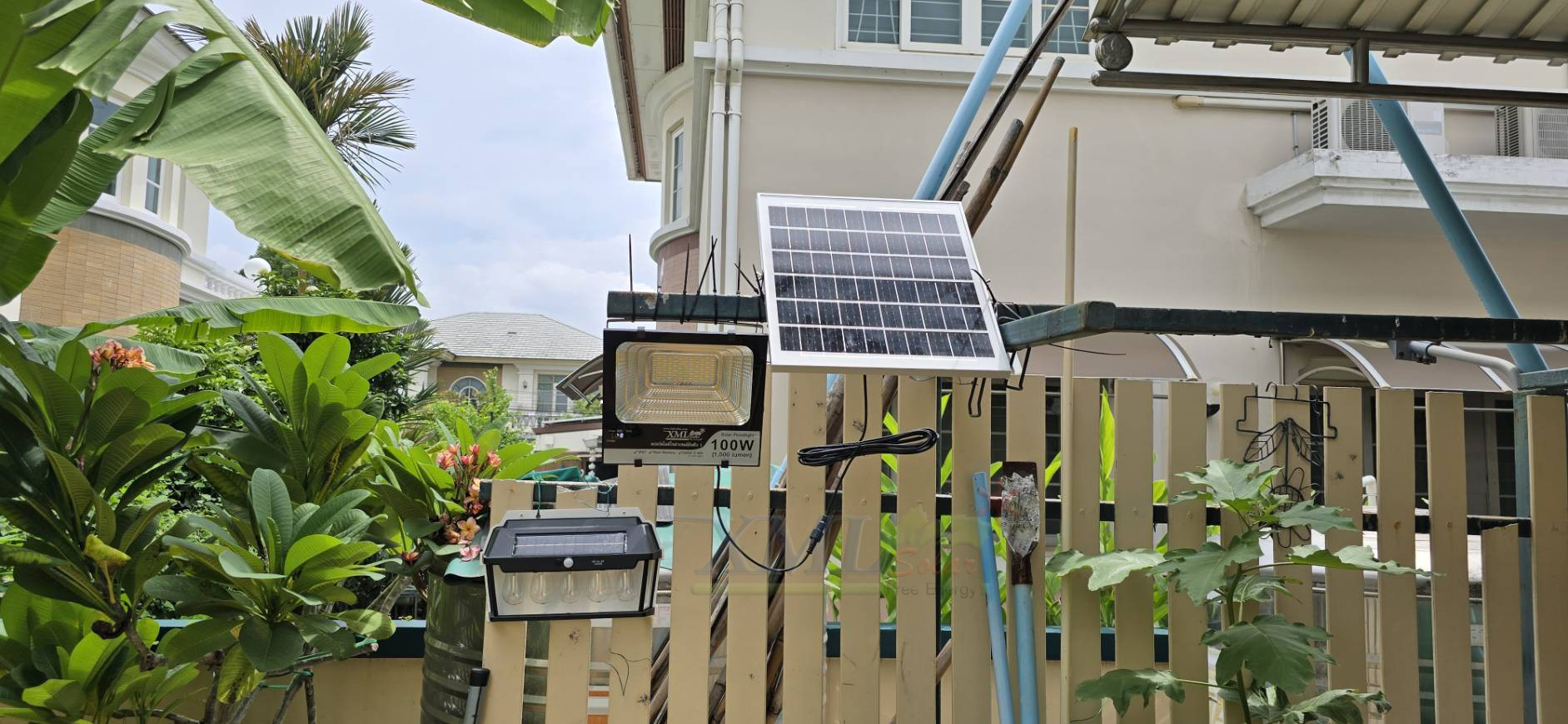 ไฟสปอตไลท์โซล่าเซลล์ 100 Watt กล่องสีน้ำตาล (เปิดได้ 3 แสง)