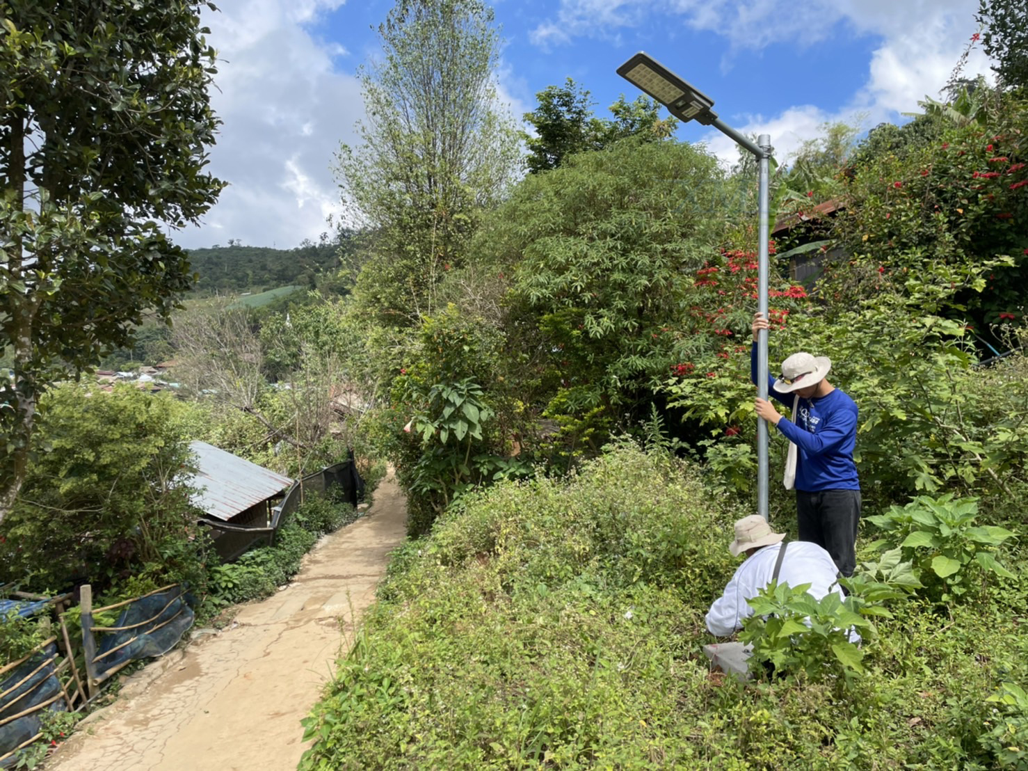 โคมไฟถนนโซล่าเซลล์ XML-Solar 200W (แสง : ขาว)(สว่างค้าง)