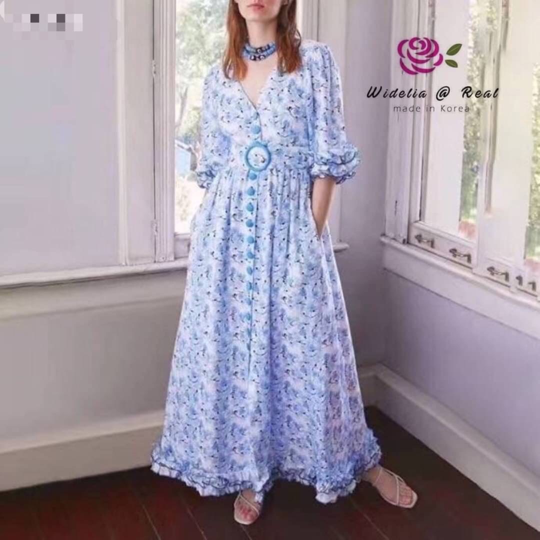 เดรสยาวตัวสวยทรงดี คอวีเก๋ ท่อนแขนพองเป็นทรงสวย ด้านหน้าแต่งกระดุมเรียงเป็นแนวสวย เอวมาพร้อมเข็มขัดเพิ่มความกระชับ ตัวเดรสมาในผ้าเนื้อสวยลายดอกไม้สีสันสดใสสุดๆ ทรงเดรสทรงเอบานทิ้งตัวสวย รับรองใส่ออกมาไม่ผิดหวังการันตีให้เลย บอกเลยห้ามพลาดเด็ดขาดงานดีงานสว