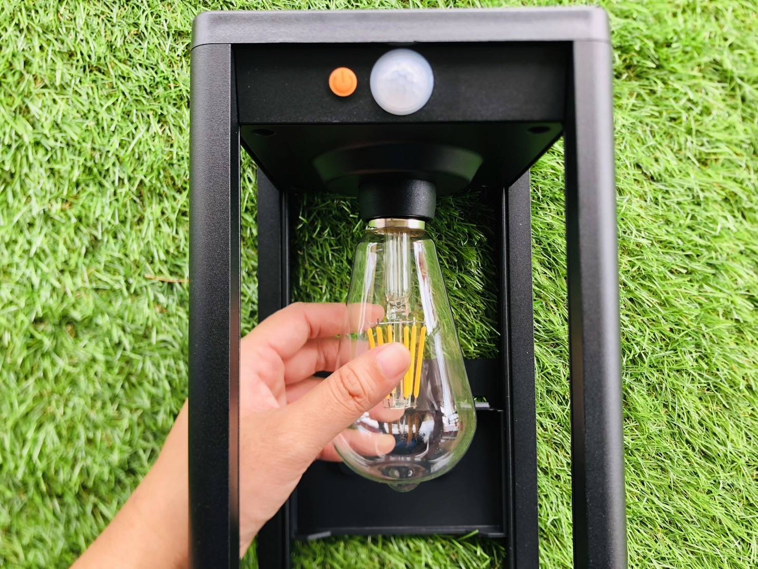 โคมไฟติดผนังโซล่าเซลล์ หลอดไส้ รุ่น TB-283 (แสง : เหลืองวอมไวท์)