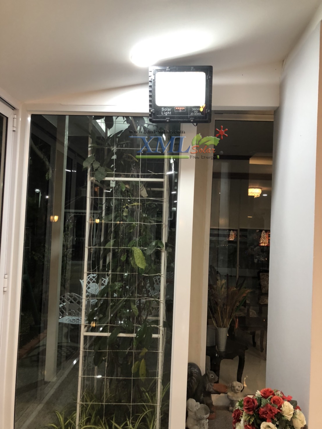 สปอร์ตไลท์โซล่าเซลล์ 300 W. รุ่นใหม่ JD8300L (แสง : ขาว)