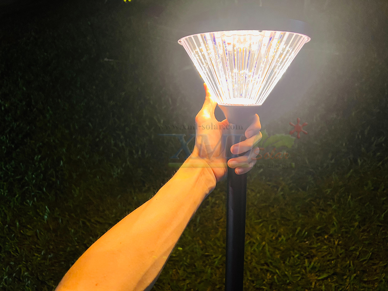 โคมไฟปักสนามโซล่าเซลล์ ทรงกรวย (แสง : เหลืองวอมไวท์)
