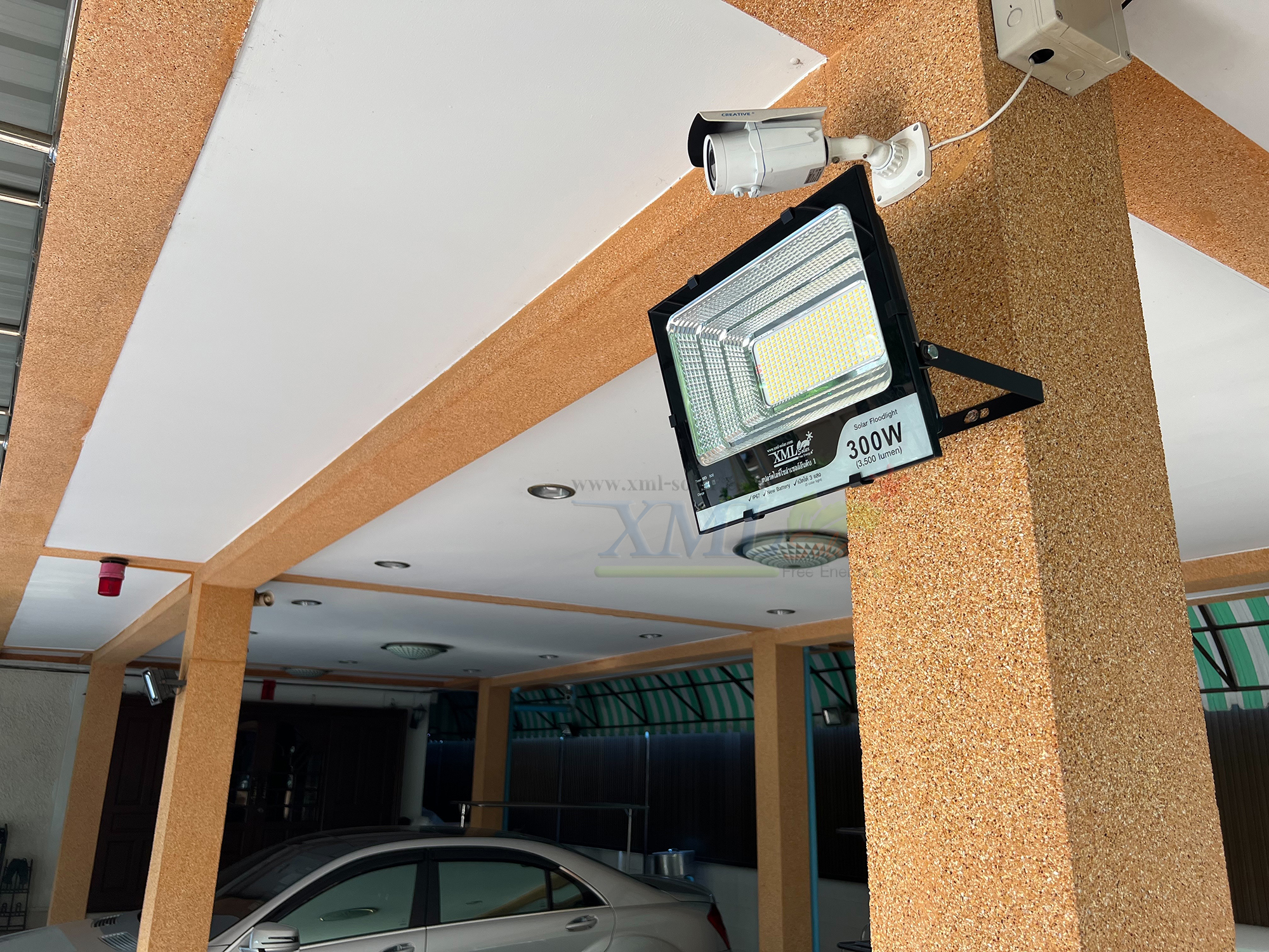 ไฟสปอตไลท์โซล่าเซลล์ 300 Watt กล่องสีน้ำตาล (เปิดได้ 3 แสง)