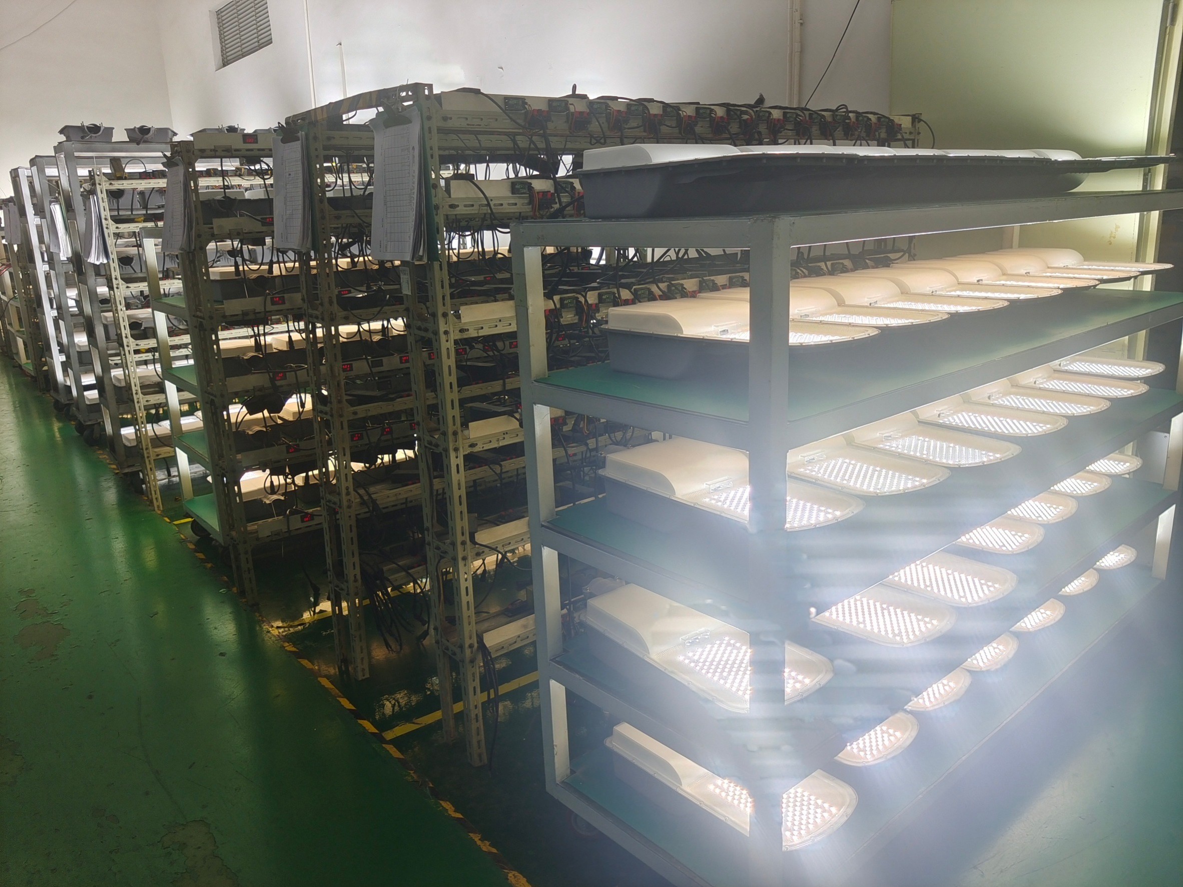 โคมไฟถนนโซล่าเซลล์ Series Y แผงเเยกโคมได้ (6,400Lumens + แผง 100 W) (แสง : ขาว)