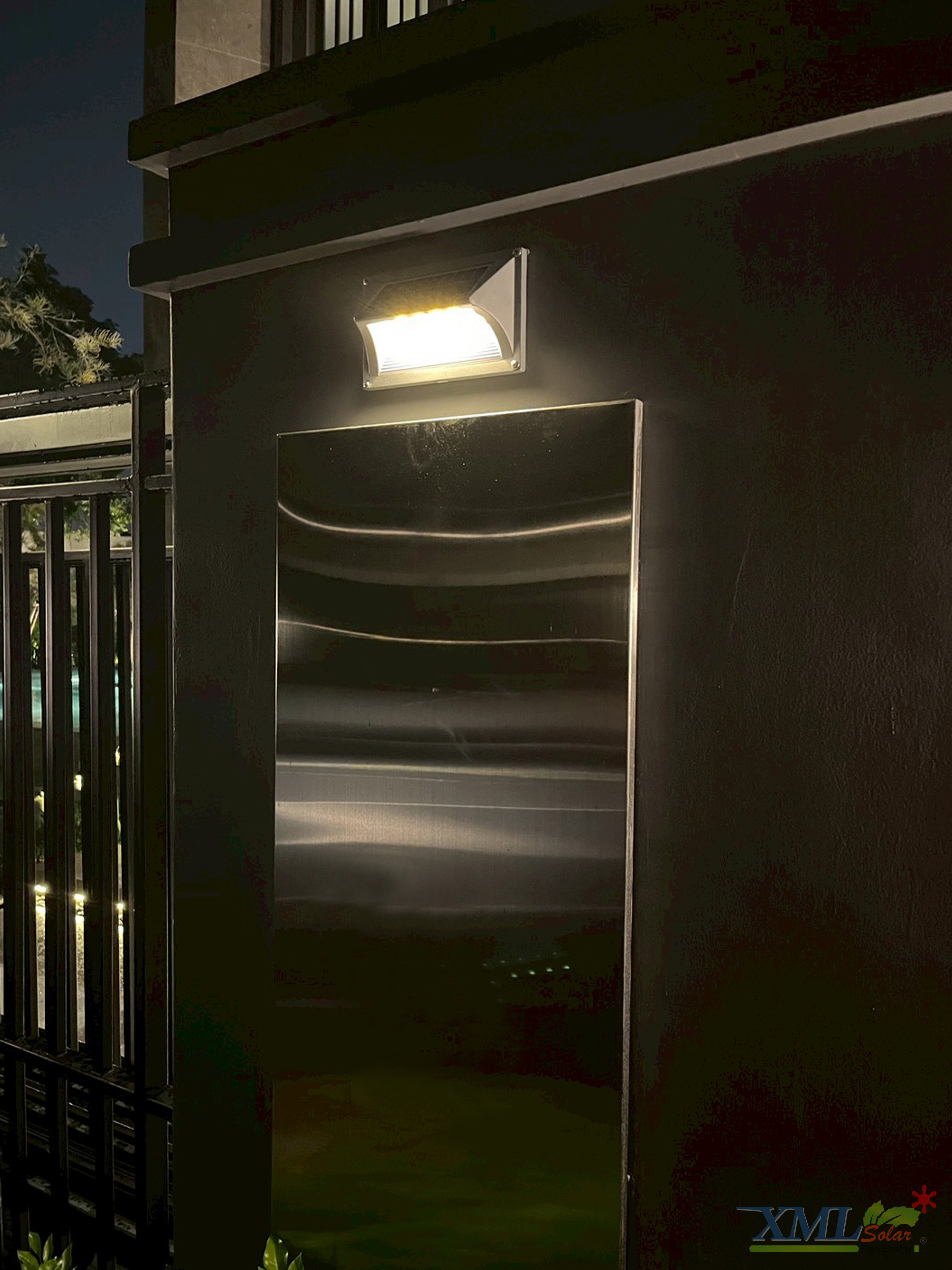 ไฟผนังโซล่าเซลล์ ทรงสี่เหลี่ยม 5 SMD LED (แสง :เหลืองวอมไวท์)