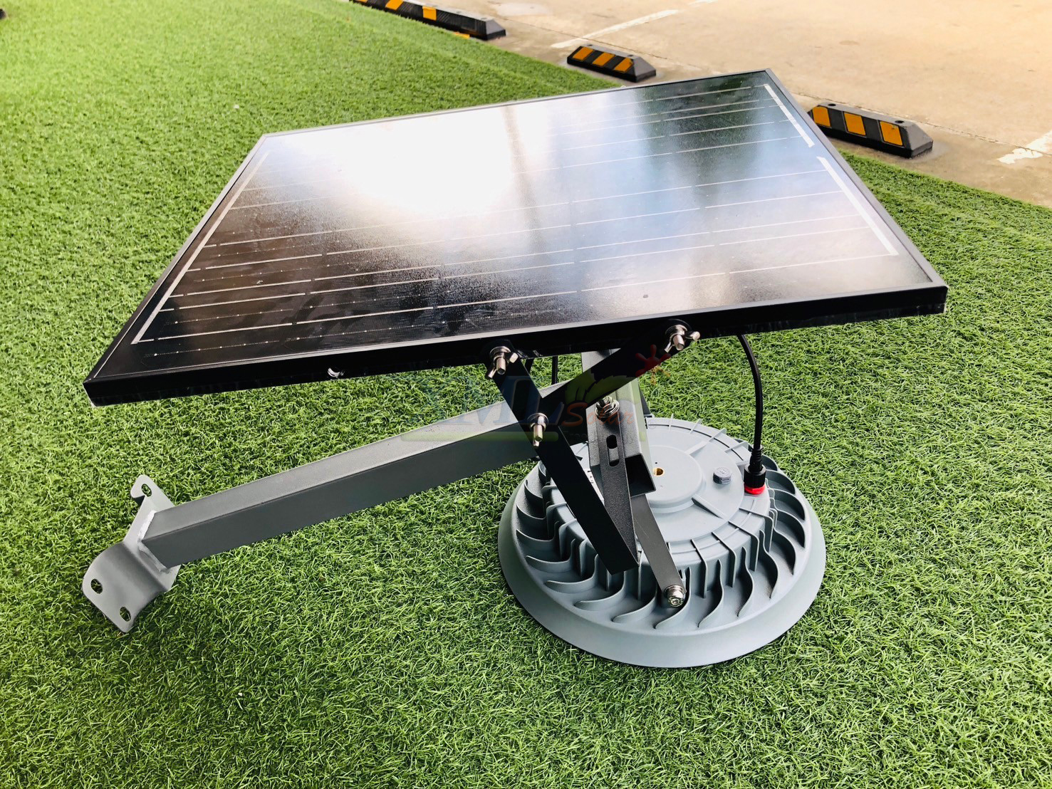 โคมไฟถนนโซล่าเซลล์ รุ่น MD-SLT88-400W-DMax (แสง : ขาว)