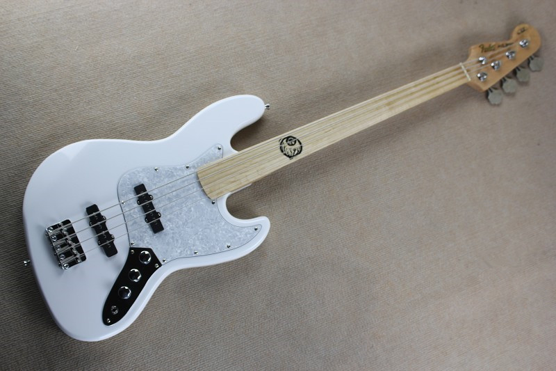 FenderStyle fretless jazz bass