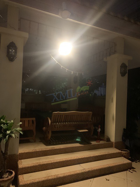 ไฟสปอตไลท์โซล่าเซลล์ 50 Watt กล่องสีน้ำตาล (เปิดได้ 3 แสง)