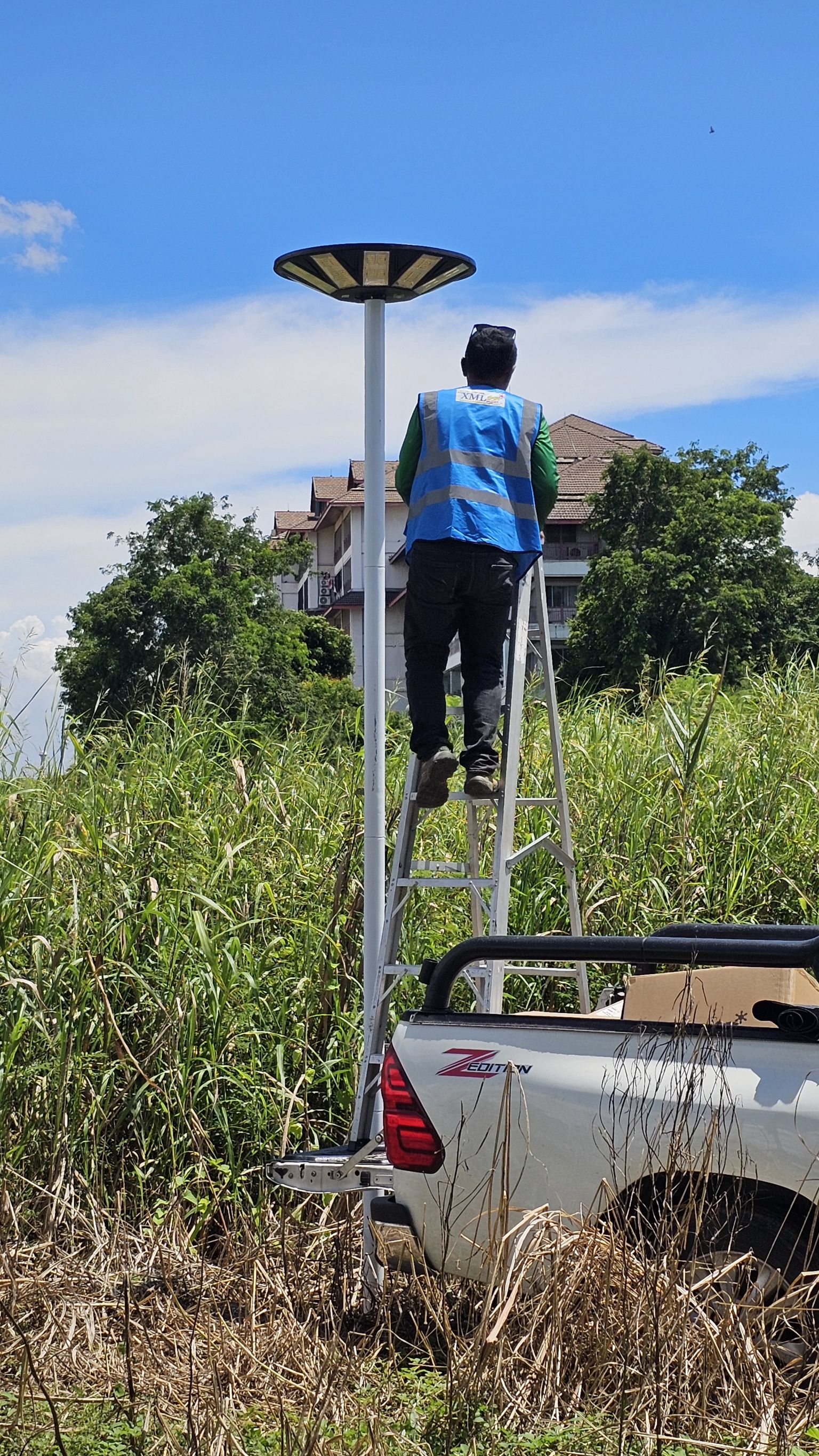 โคมไฟโซล่าเซลล์ UFO ทรงกลม (ขนาดใหญ่สุด 75 ซม.) (เปิดได้ 3 แสง) รุ่น MD-SLT38-500W