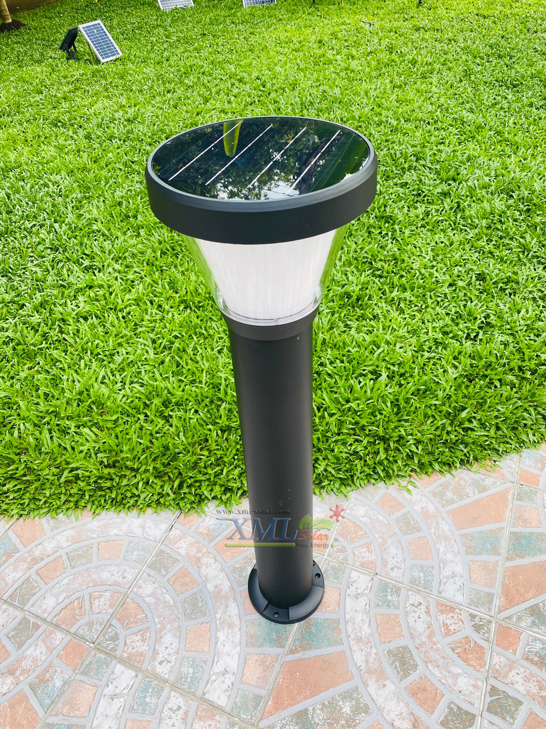 โคมไฟตั้งพื้นโซล่าเซลล์ ทรงกรวย สีดำ (เเสง : ขาว)