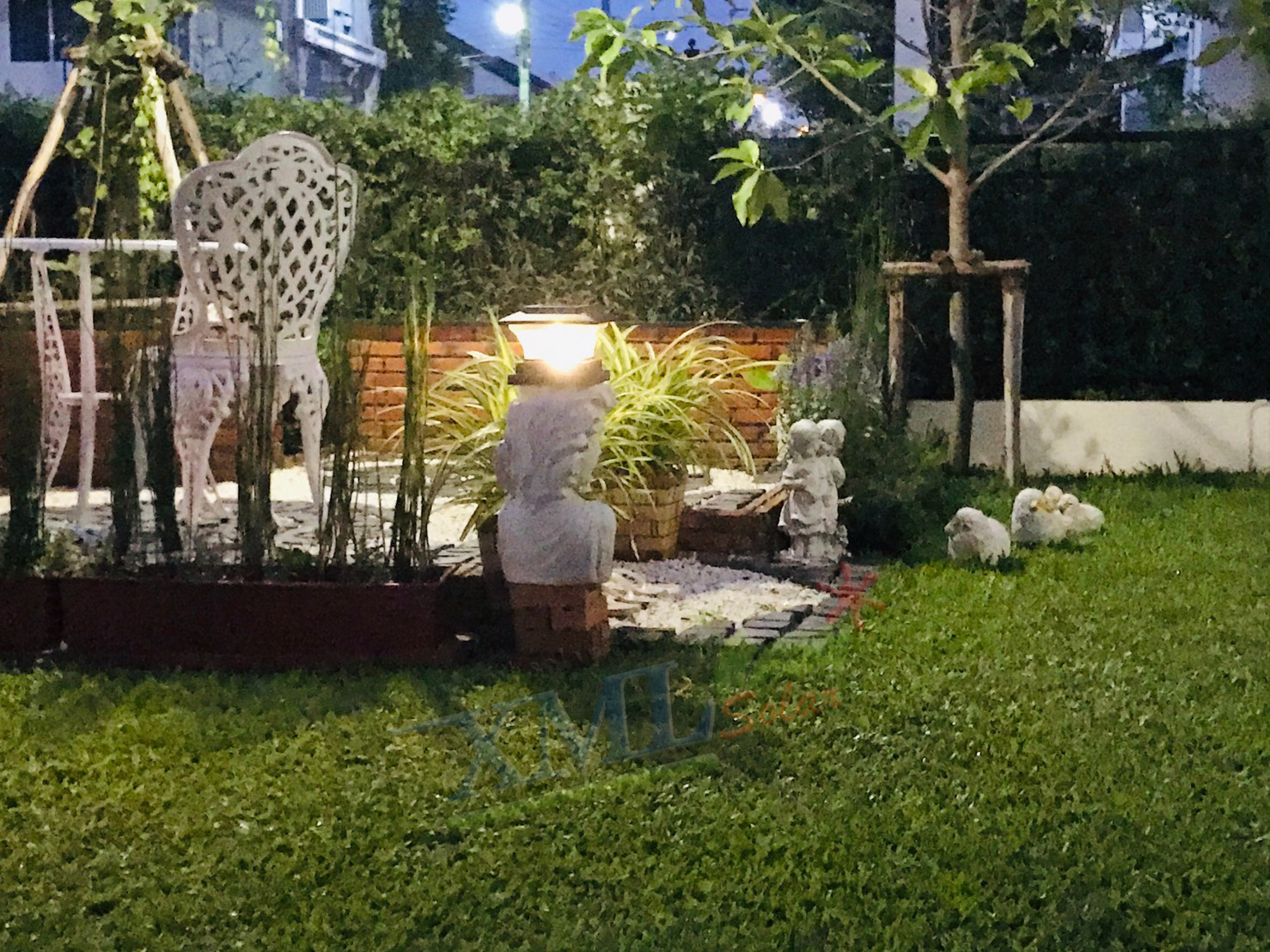 โคมไฟหัวเสาโซล่าเซลล์ ทรงสี่เหลี่ยม รุ่นใหม่ (เเสง : เหลืองวอมไวท์)