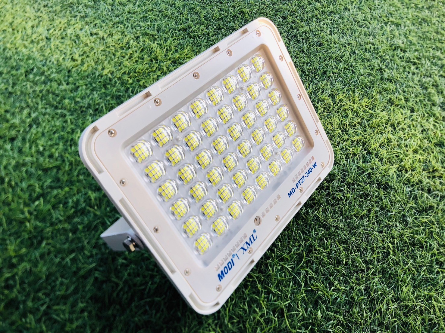 ไฟสปอตไลท์โซล่าเซลล์ รุ่น MD-PT27 (แสง : ขาว) แถมฟรี!! ไฟโซล่าเซลล์แบบพกพา รุ่น MD-EWL01-A