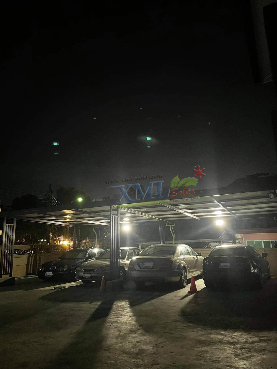 ไฟสปอตไลท์โซล่าเซลล์ 100 Watt กล่องสีน้ำตาล (เปิดได้ 3 แสง)