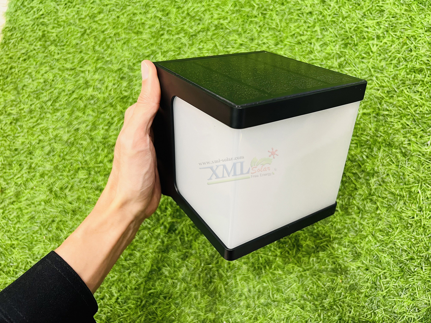 โคมไฟโซล่าเซลล์ติดผนัง ทรงสี่เหลี่ยม (มินิมอล) + Motion Sensor (1,000 lumens) (แสง : เหลืองวอมไวท์)