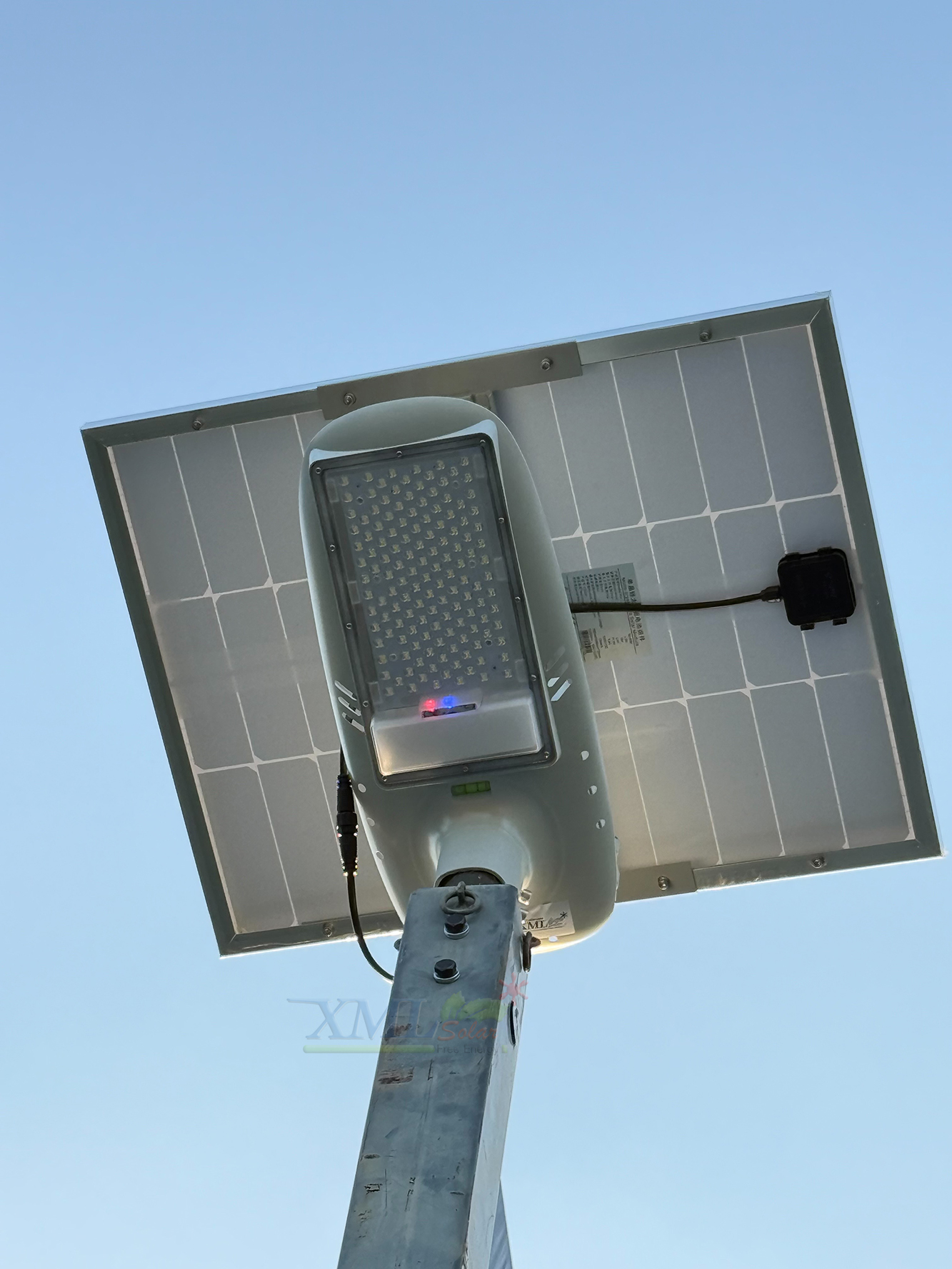 โคมไฟถนนโซล่าเซลล์อัจฉริยะ (รุ่น 6,300Lumens + แผง 80 W) (แสง : ขาว)