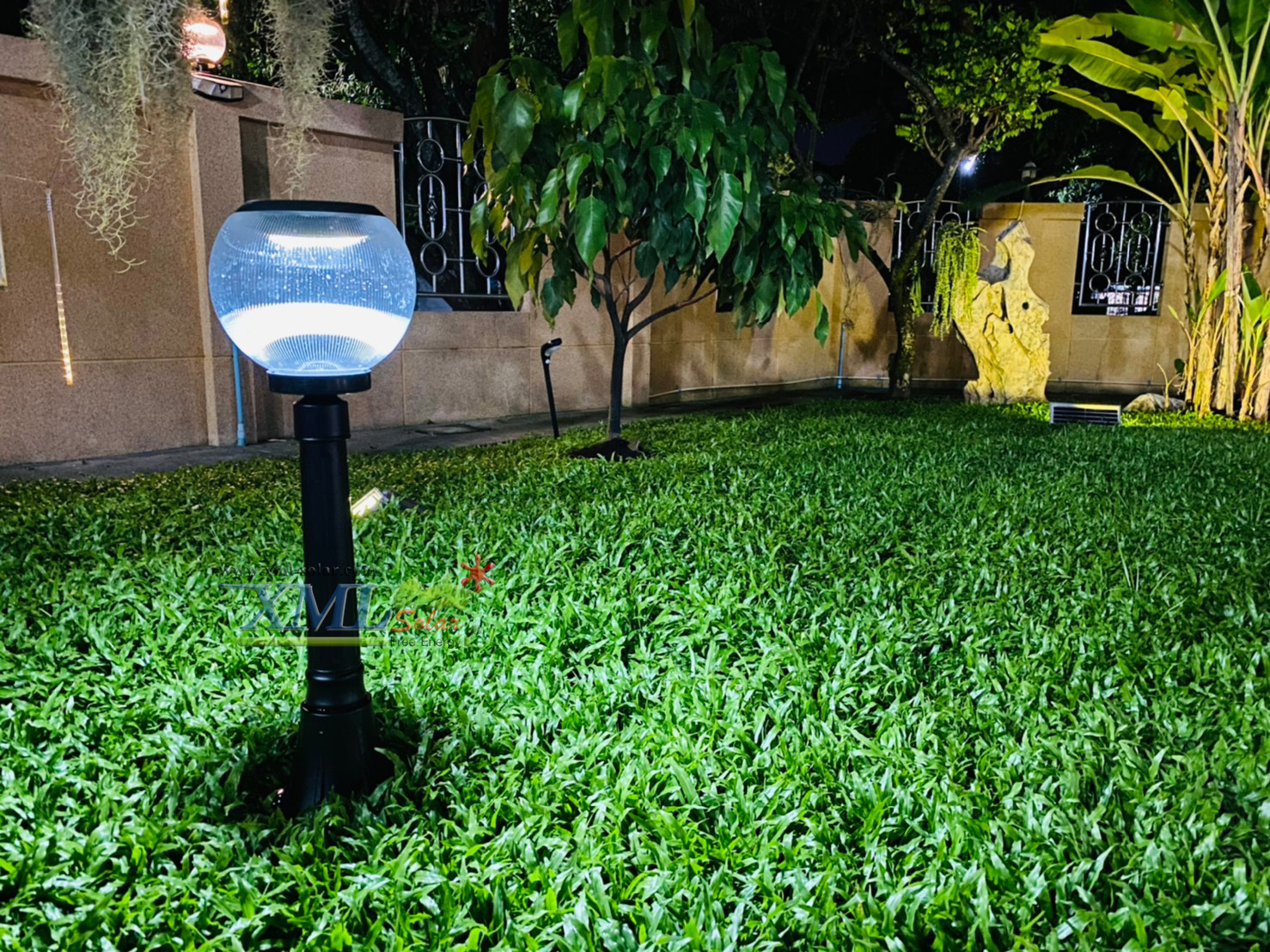 โคมไฟตั้งพื้นโซล่าเซลล์ ทรงกลมใส (20 ซม.) (เปิดได้ 3 แสง)