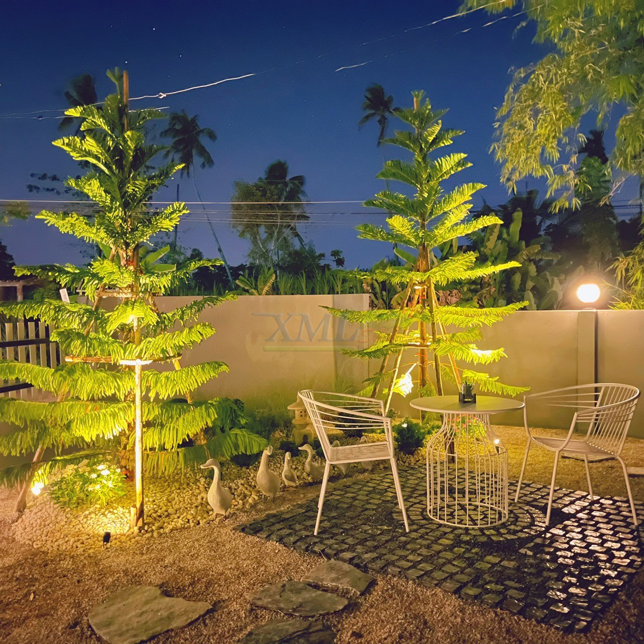 สปอร์ตไลท์ปักสนามโซล่าเซลล์ (รุ่น 4 หัว) (เเสง : เหลืองวอมไวท์)