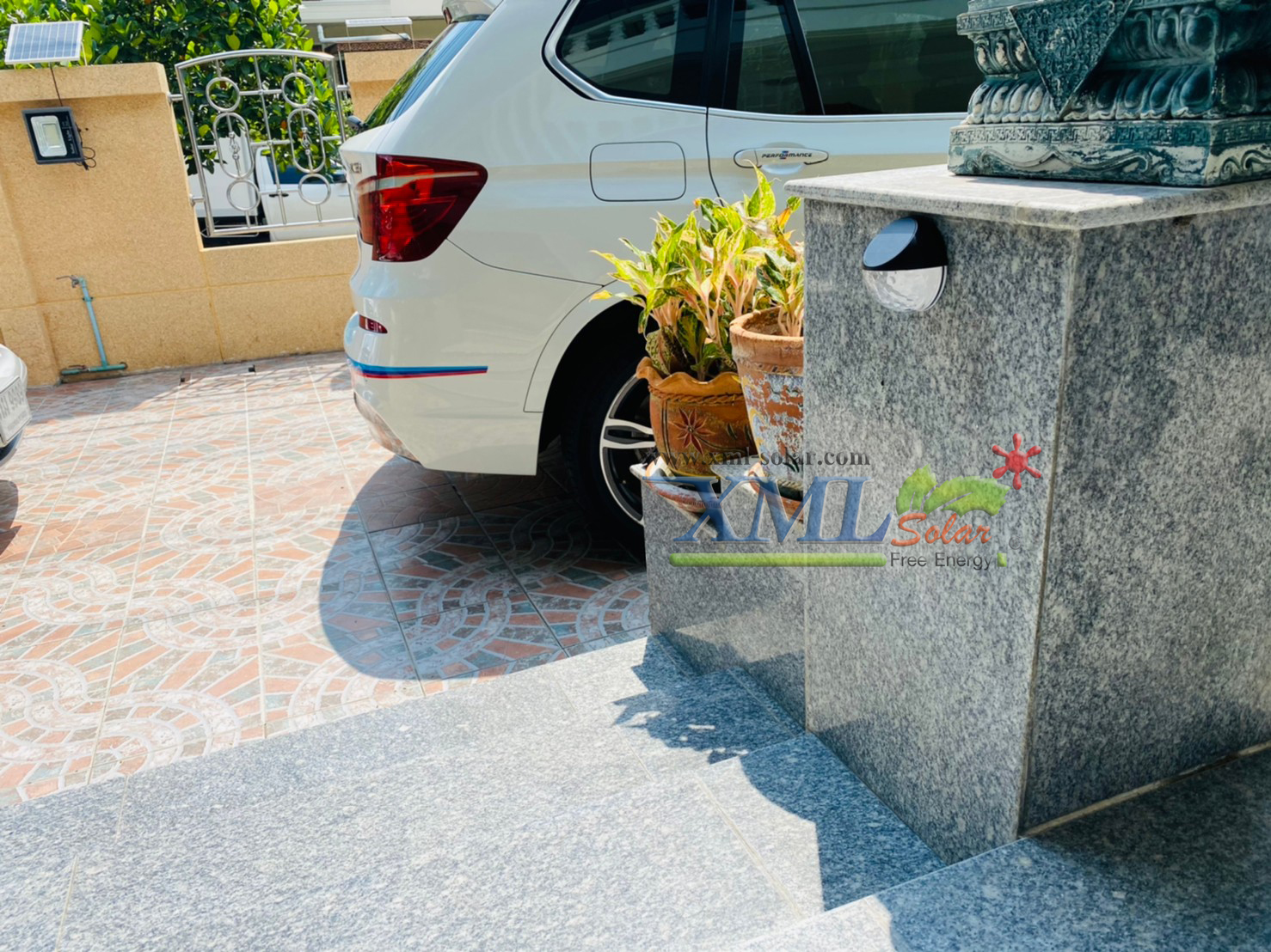 โคมไฟโซล่าเซลล์ติดผนัง รุ่นทรงกลม (แสง : เหลืองวอมไวท์) (1 เเถม 1)