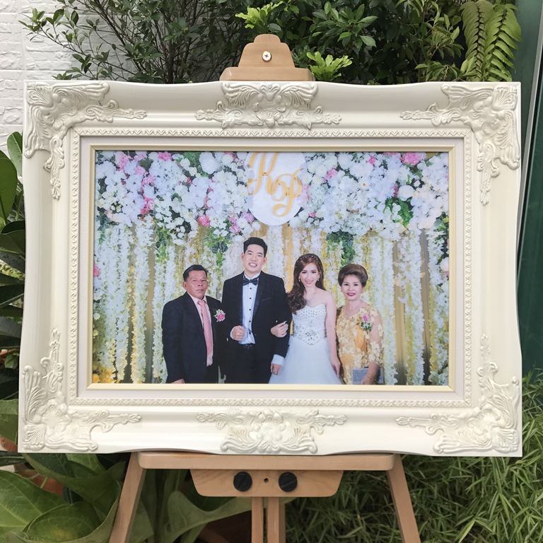 กรอบหลุยส์ไม้เทียม 12x18 นิ้ว สีขาว รวมอัดภาพเคลือบภาพ