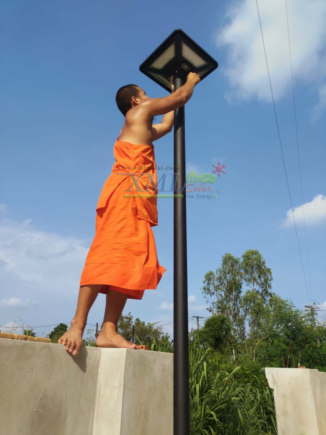 ชุดเสาพร้อมโคม SET B (โคมไฟโซล่าเซลล์ UFO SLT28-300W + เสาเหล็กดำสูง 2.82 เมตร)(แสงขาว)