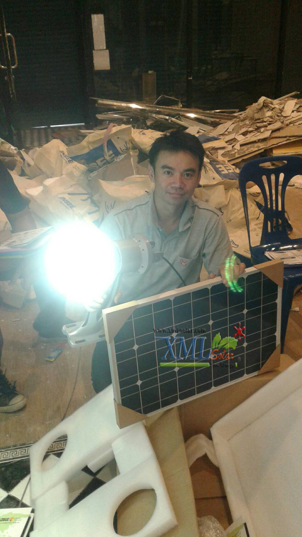 โคมไฟโซล่าเซลล์อัจฉริยะ ทรงโคมกลม รุ่น 40 Watt Monocrystalline 1 แถม 1