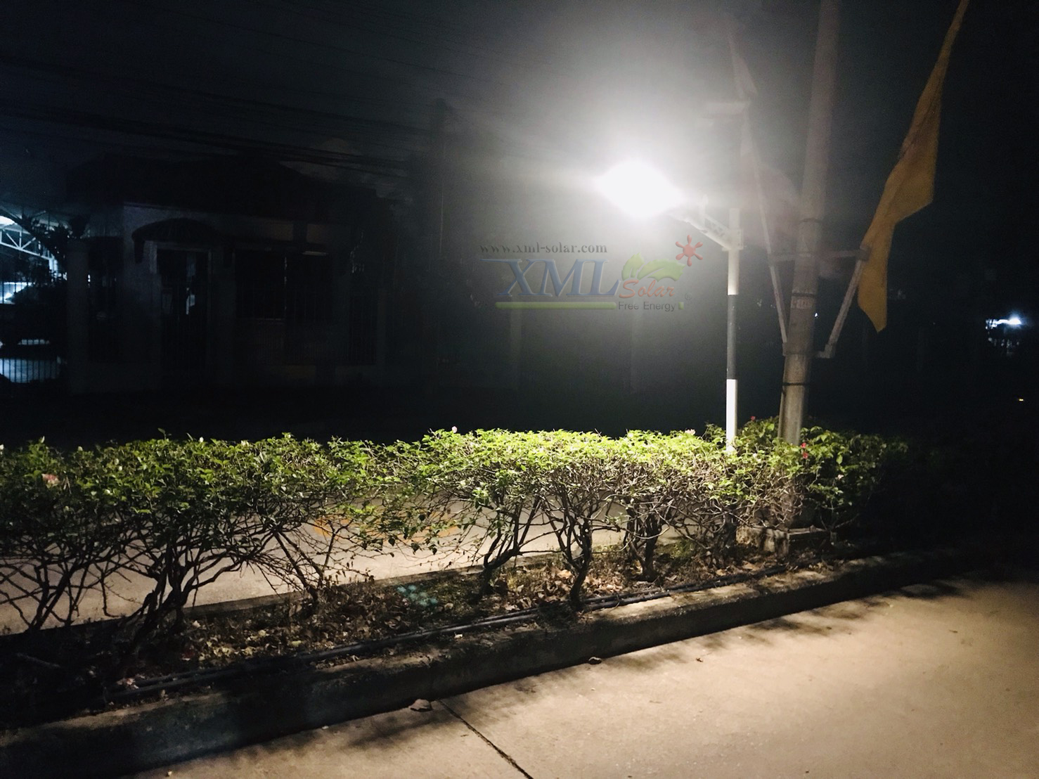 โคมไฟถนนโซล่าเซลล์ 200 W. รุ่น 2 แสง (แสง : ขาว+เหลืองวอมไวท์)