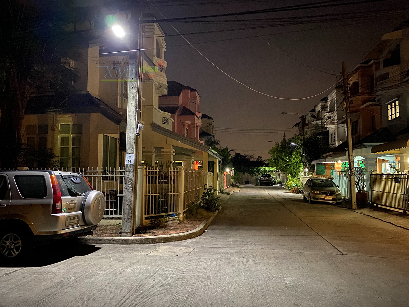 โคมไฟถนนโซล่าเซลล์ XML-Solar 200W (แสง : ขาว)(สว่างค้าง)