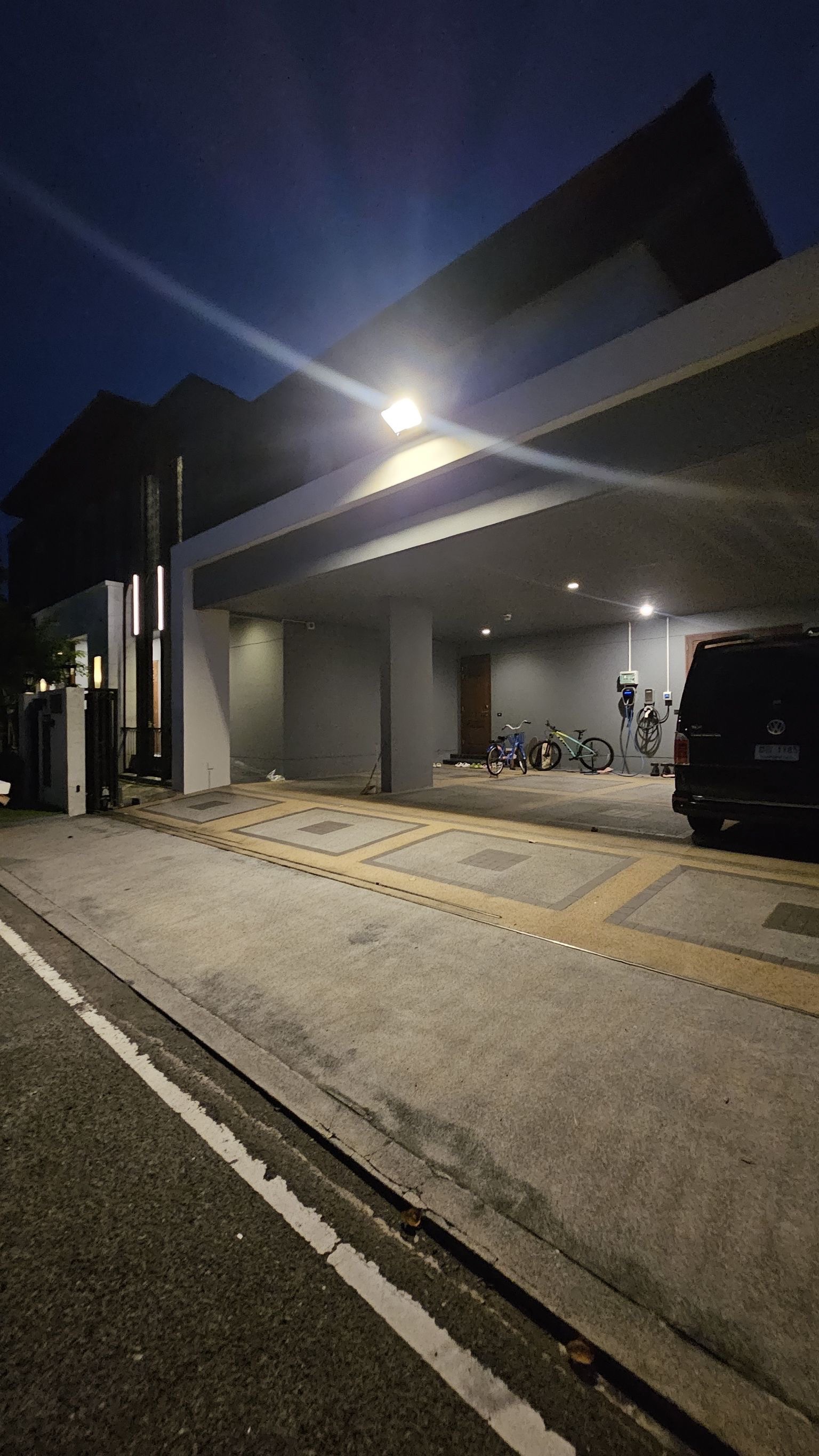 ไฟสปอตไลท์โซล่าเซลล์ 1000 Watt กล่องสีน้ำตาล (เปิดได้ 3 แสง)