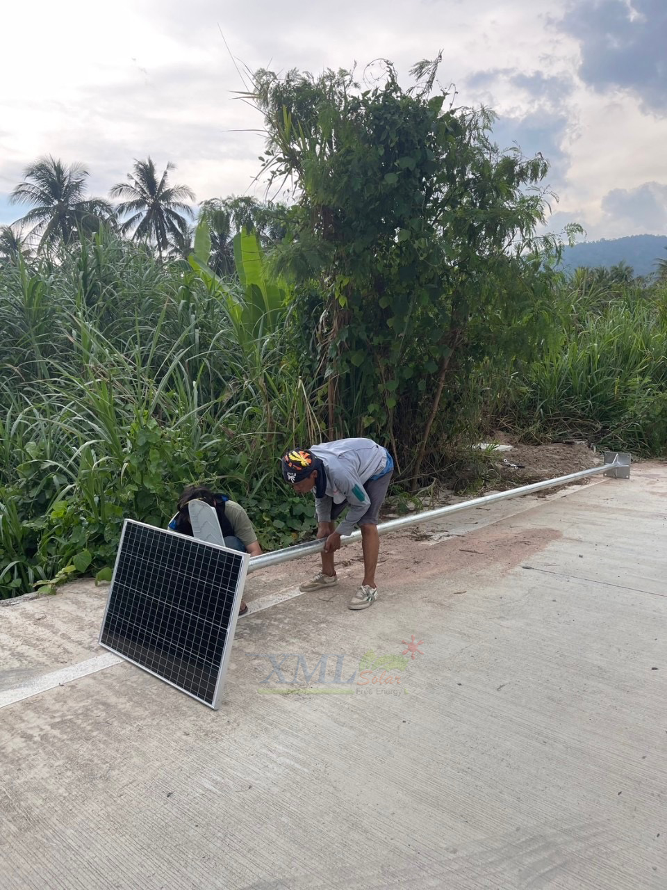 โคมไฟถนนโซล่าเซลล์อัจฉริยะ (รุ่น 9,000Lumens + แผง 100 W) (แสง : ขาว)