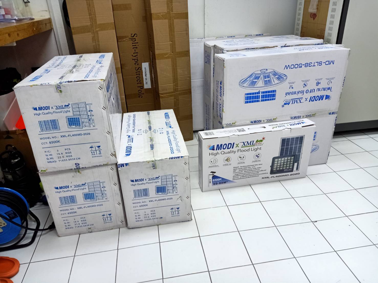 ไฟสปอตไลท์โซล่าเซลล์ 400 W. รุ่น Modi x XML ไซต์ใหญ่ (เเสง : ขาว)