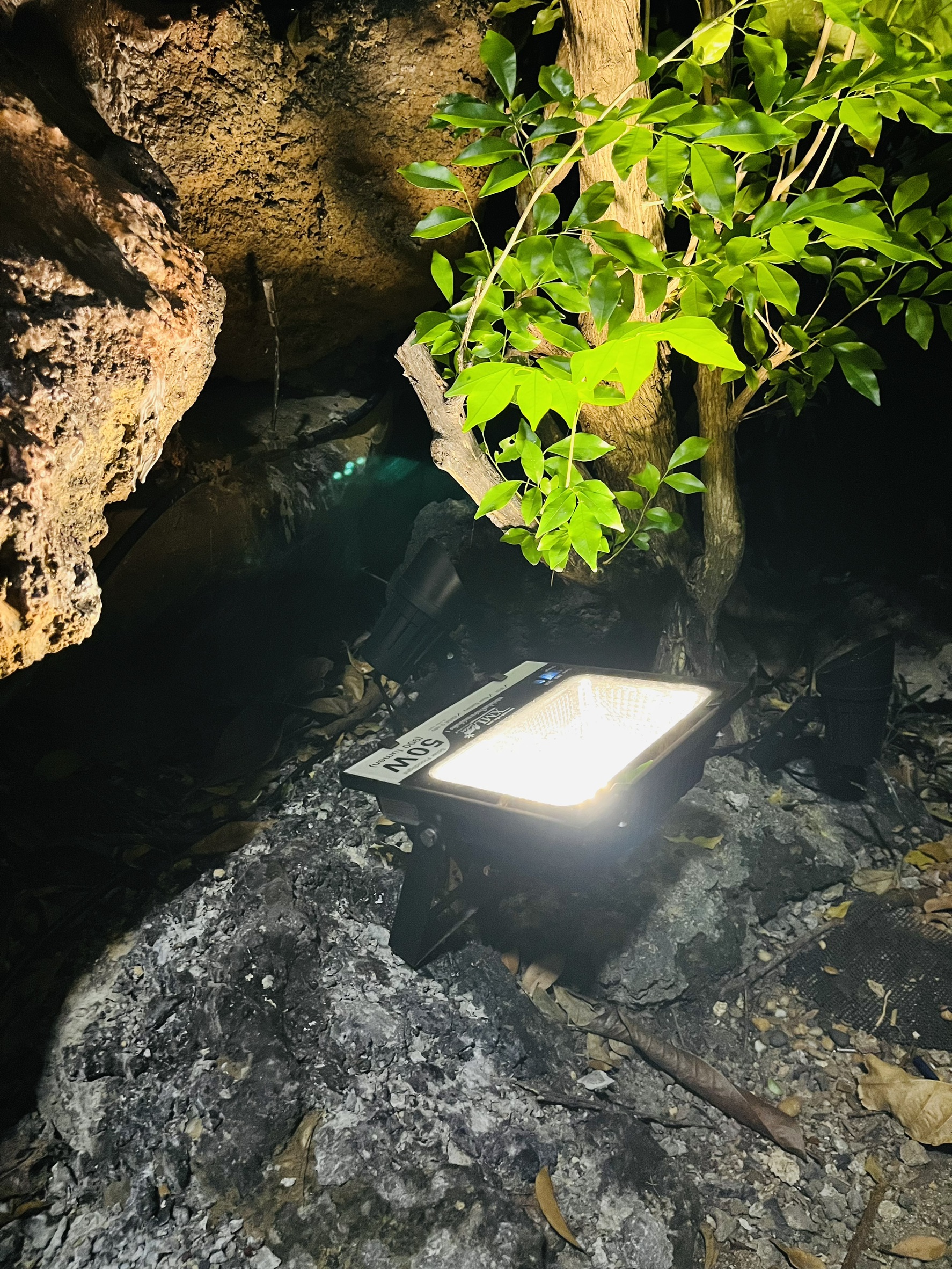 ไฟสปอตไลท์โซล่าเซลล์ 50 Watt กล่องสีน้ำตาล (เปิดได้ 3 แสง)