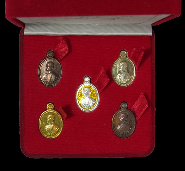 เหรียญเม็ดแตง หลวงปู่จื่อ รุ่นเมตตามหาลาภ ปี2558