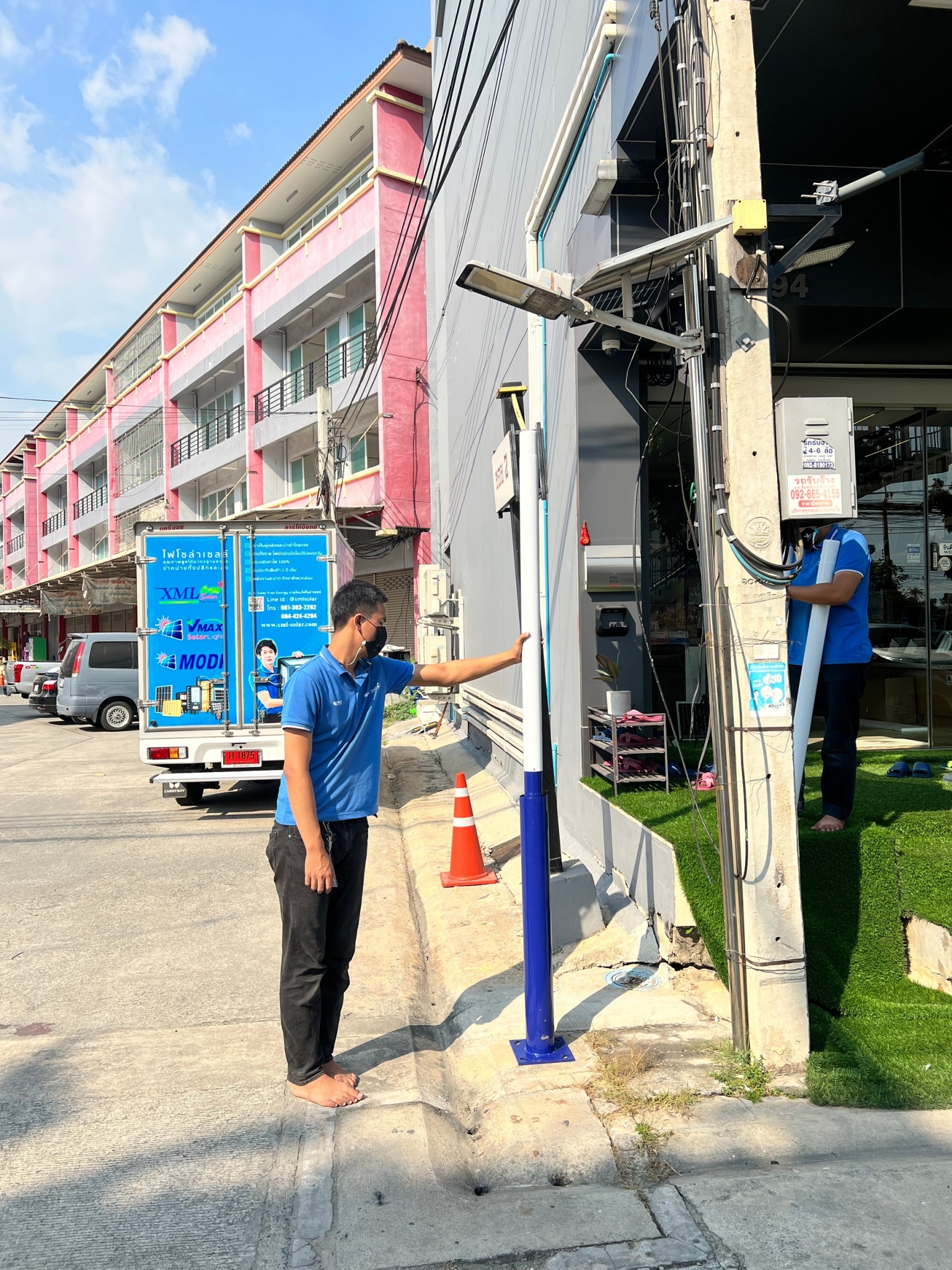 เสาไฟสนาม เหล็กพ่นสีขาว ฐานสีน้ำเงิน สูง 6 เมตร (ปลาย 3 นิ้ว)