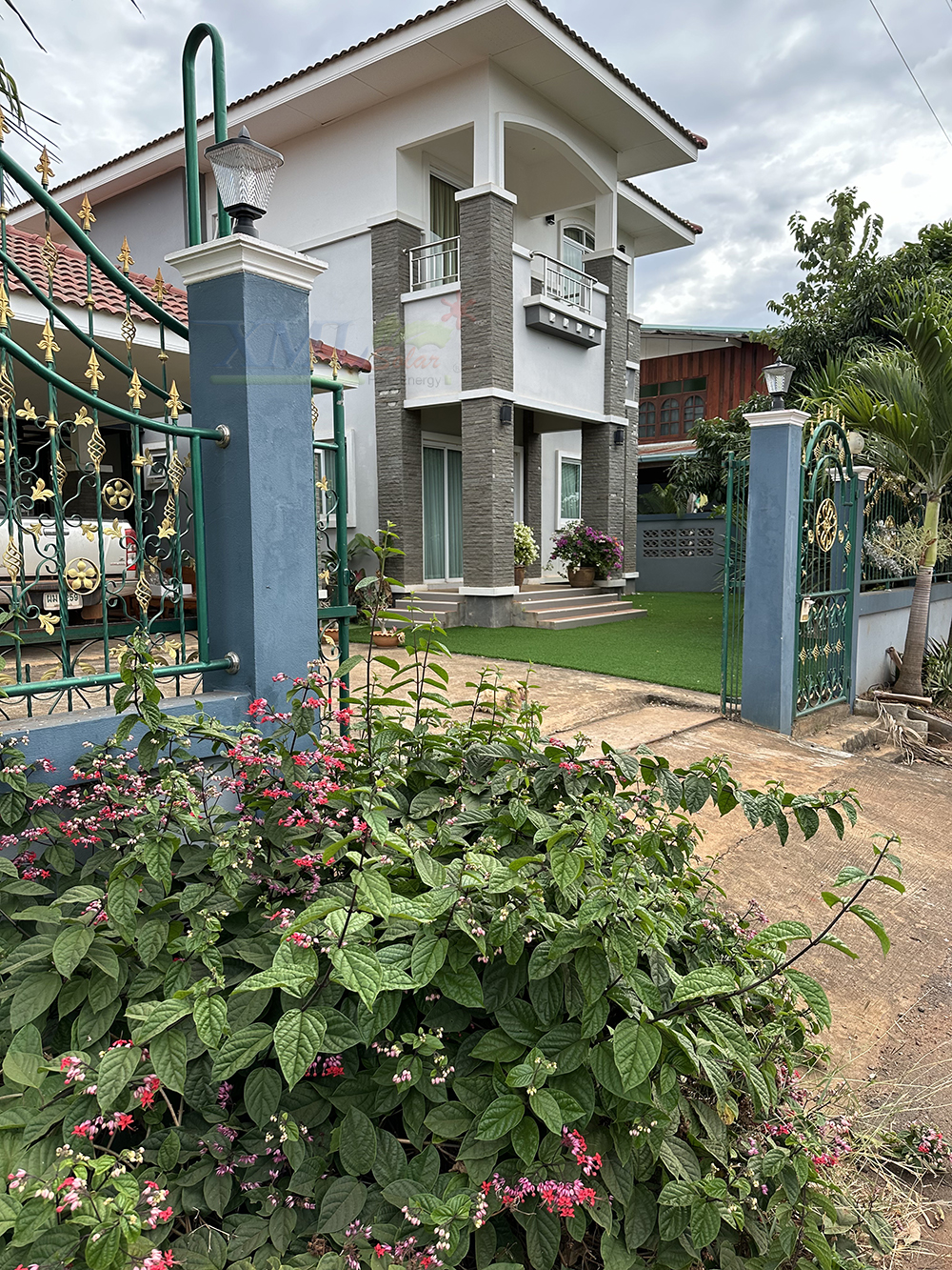 โคมไฟหัวเสาโซล่าเซลล์ รุ่น TZ-11836 (เปิดได้ 2 แสง)(1 แถม 1)