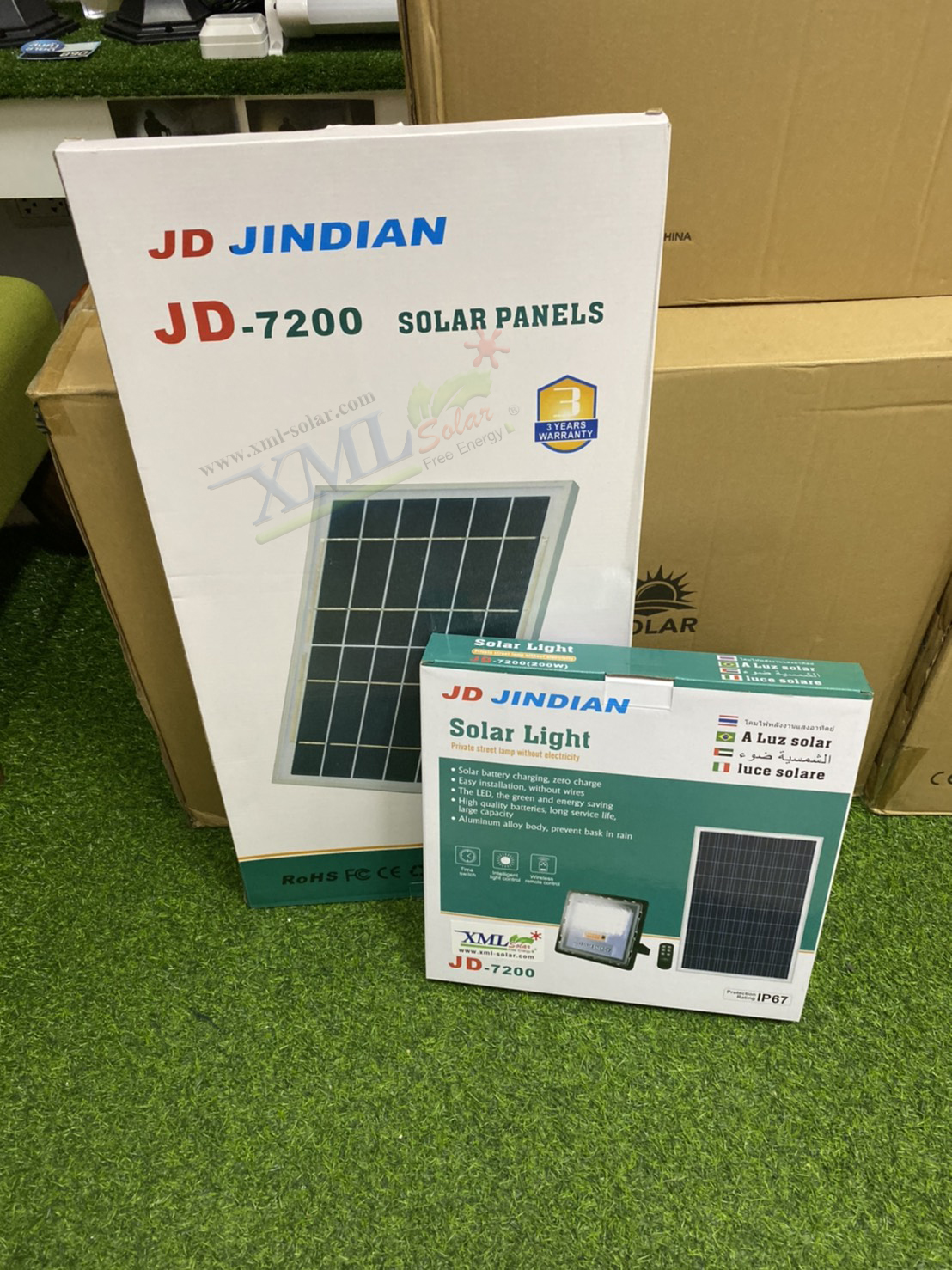 ไฟสปอตไลท์โซล่าเซลล์ 200W SLIM (แสง : เหลืองวอมไวท์)