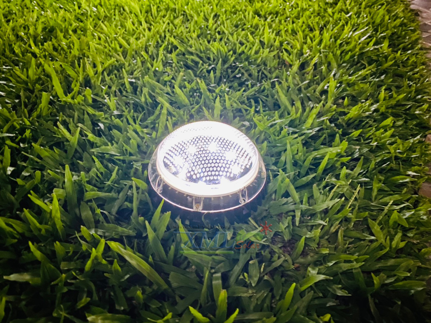 โคมไฟฝังพื้นโซล่าเซลล์ 8 LED ทรงกลมนูน (เเสง : ขาว)