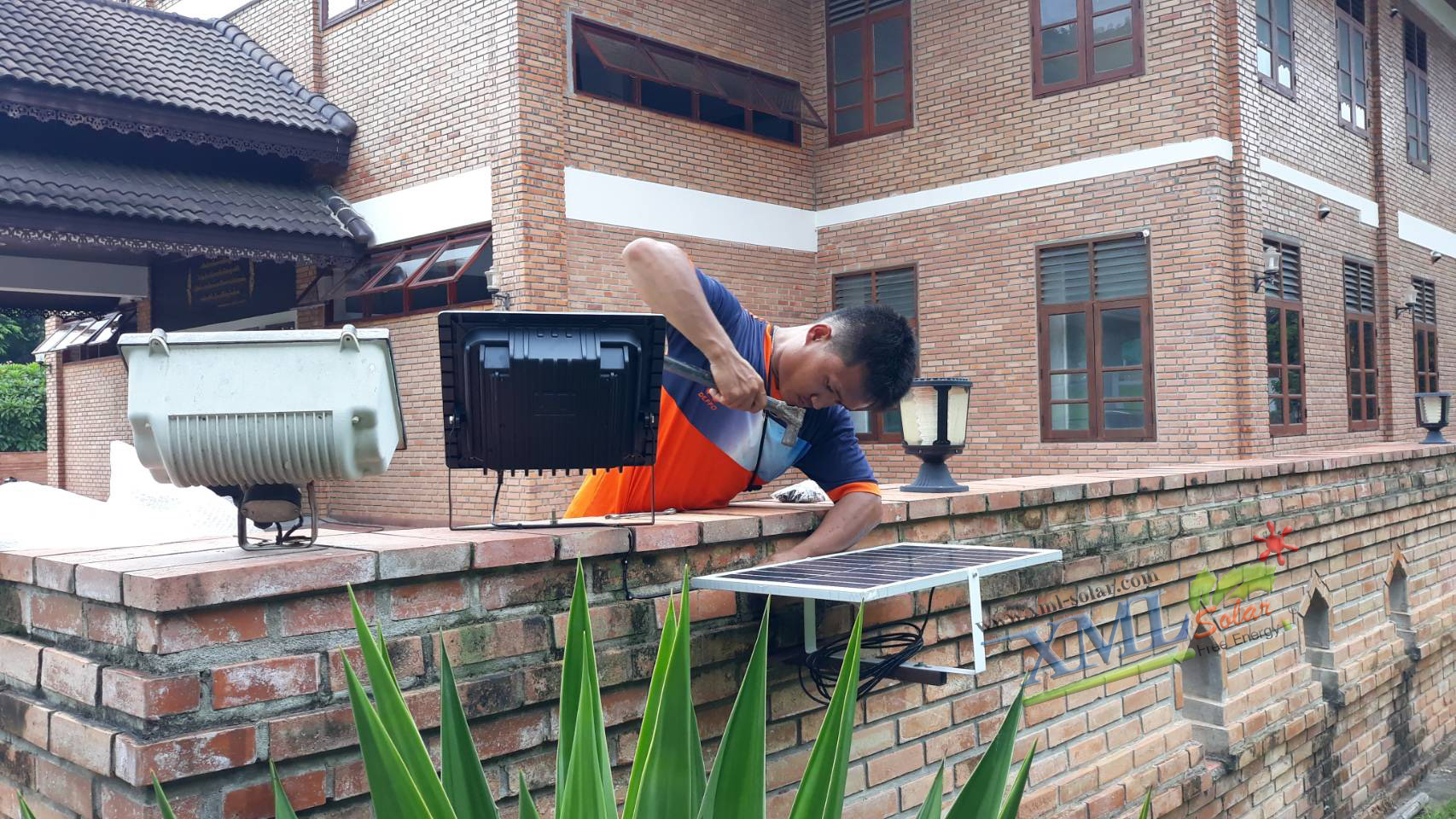 สปอร์ตไลท์โซล่าเซลล์ 200 W. รุ่นใหม่ JD8200L (แสง : เหลืองวอมไวท์)