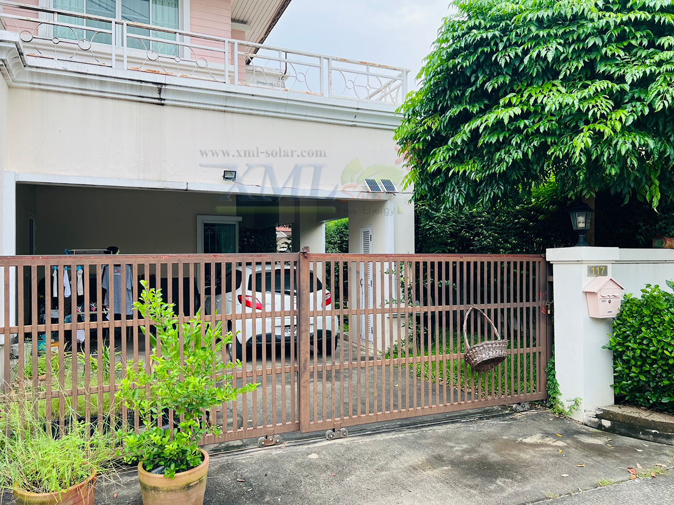 ไฟสปอตไลท์โซล่าเซลล์ 30 Watt กล่องสีน้ำตาล (เปิดได้ 3 แสง)