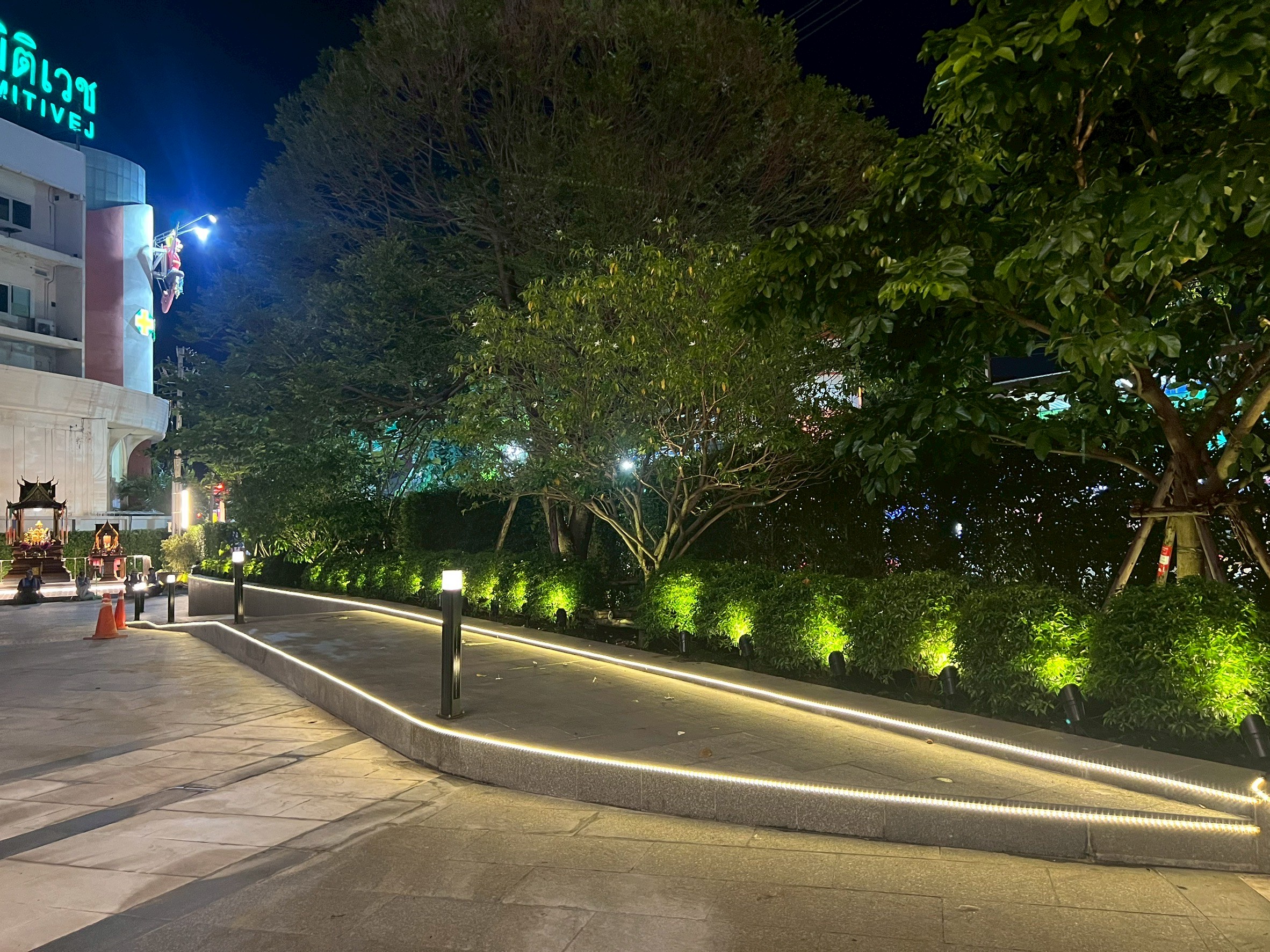 โคมไฟปักสนามโซล่าเซลล์ แพ็ค 4 ดวง รุ่น MD-SSL88 (แสง : เหลืองวอมไวท์)