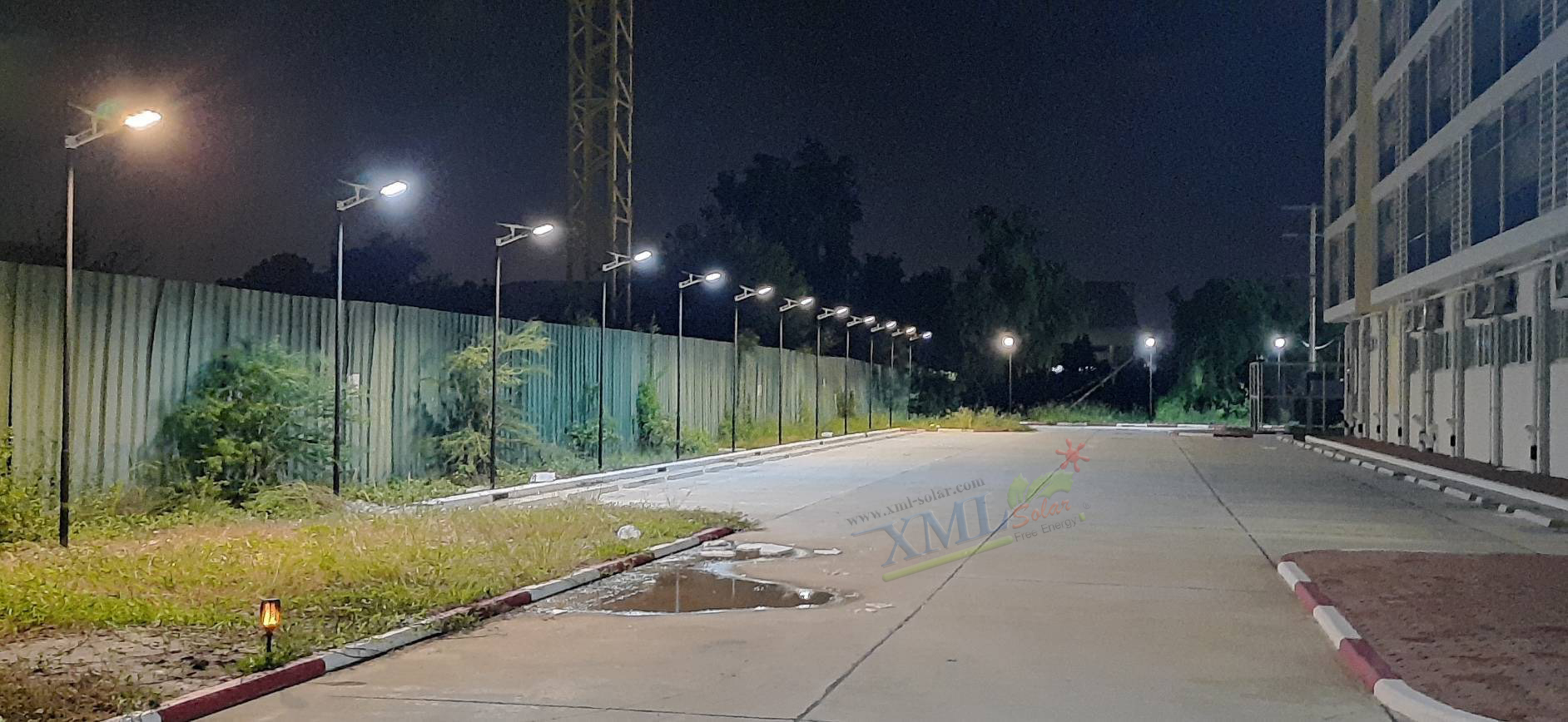 โคมไฟถนนโซล่าเซลล์ 200 W. รุ่น 2 แสง (แสง : ขาว+เหลืองวอมไวท์)
