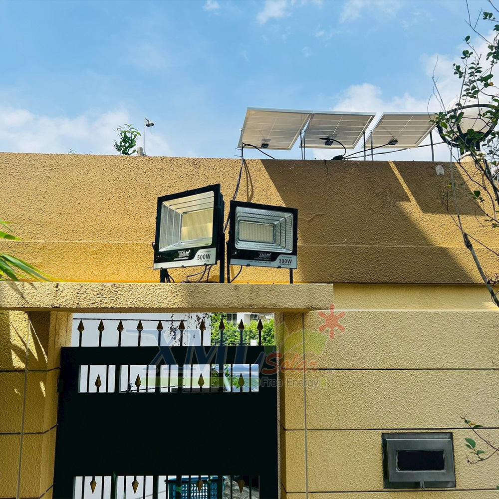 ไฟสปอตไลท์โซล่าเซลล์ 300 Watt กล่องสีน้ำตาล (เปิดได้ 3 แสง)