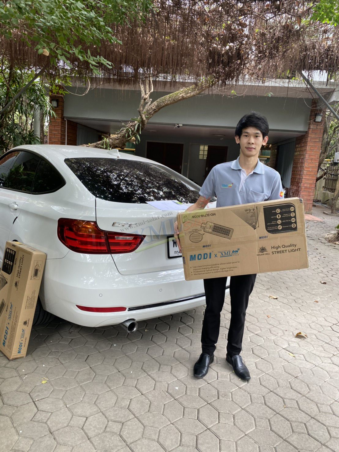 โคมไฟถนนโซล่าเซลล์ XML-Solar 300W (แสง : ขาว)(สว่างค้าง)