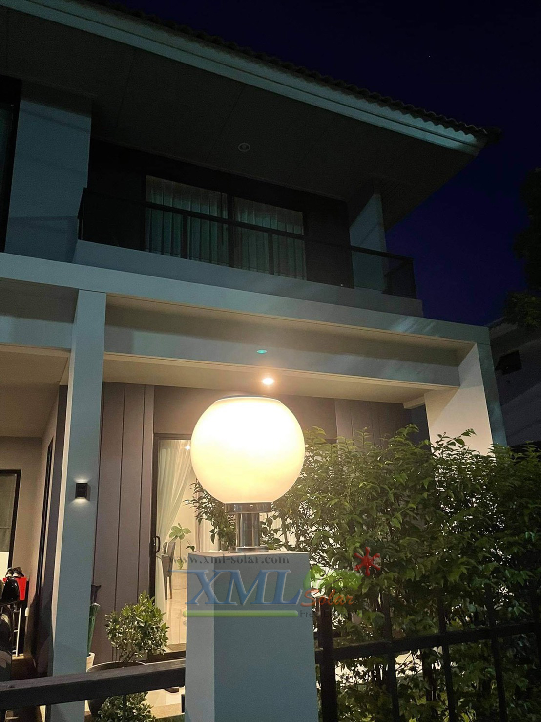 โคมไฟหัวเสาโซล่าเซลล์ ทรงกลมฐานสเเตนเลส (25 ซม.) + Remote (เปิดได้ 3 แสง)+AC